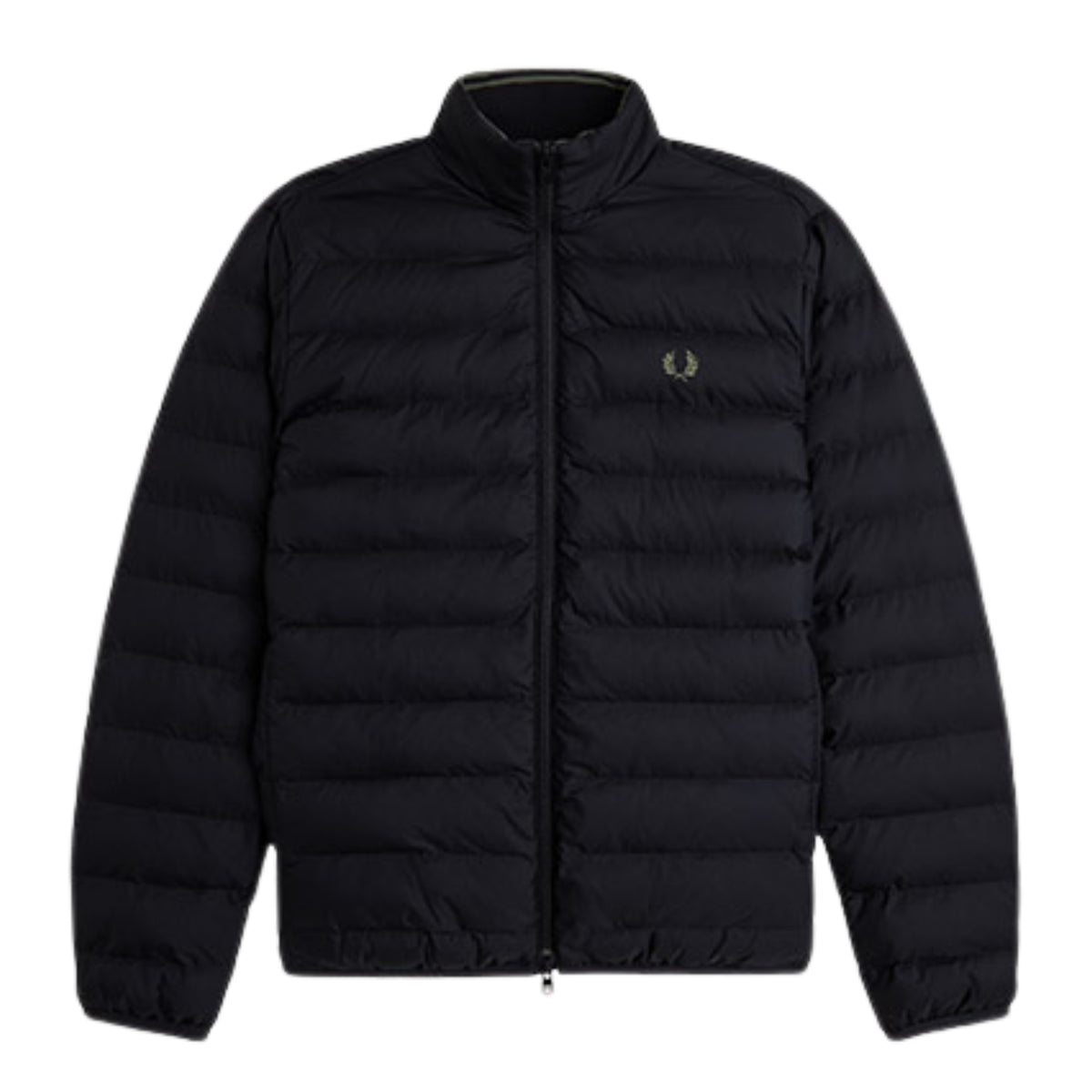 Casaco acolchoado para homem Fred Perry Insulated Jacket em Black — flat lay de frente, nylon reciclado preto, gola alta com twin tipping interno caqui visível, zip central com puxador com logo da marca, logo laurel wreath bordado a caqui no peito esquerdo, enchimento acolchoado horizontal em todo o corpo, mangas acolchoadas com punhos elásticos, barra elástica, fundo branco.