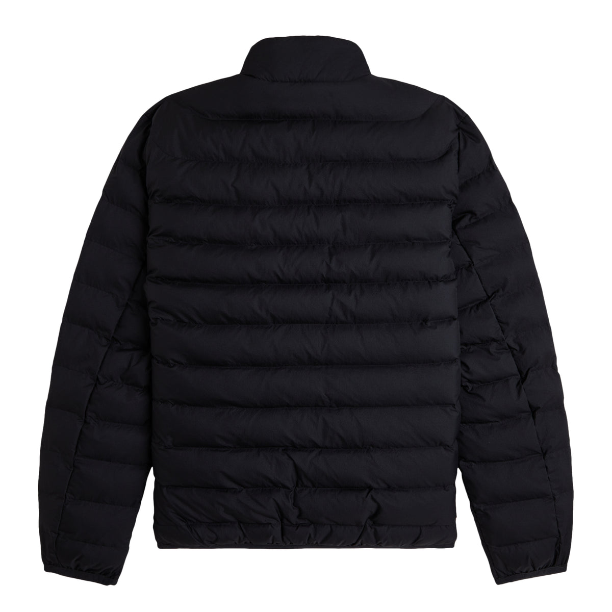 Casaco acolchoado para homem Fred Perry Insulated Jacket em Black — flat lay de costas, nylon reciclado preto, gola alta, costas totalmente acolchoadas em horizontal, mangas acolchoadas com punhos elásticos, bolso lateral na costura visível, barra elástica, fundo branco.