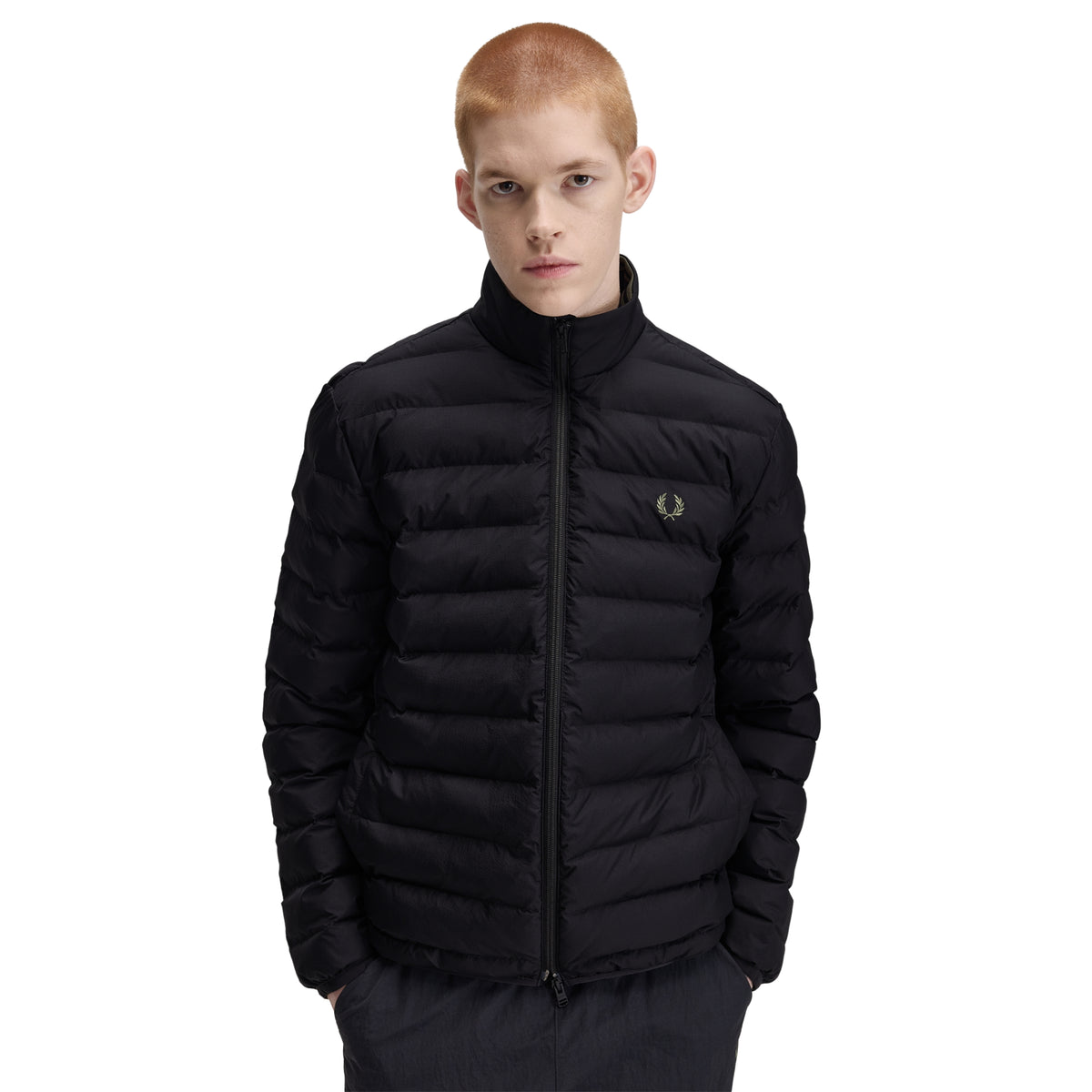 Casaco acolchoado para homem Fred Perry Insulated Jacket em Black — modelo masculino de frente, meio corpo, nylon reciclado preto, gola alta com twin tipping interno, enchimento acolchoado horizontal, zip central com puxador com o logo da marca, logo laurel wreath bordado a dourado no peito esquerdo, regular fit, fundo branco.