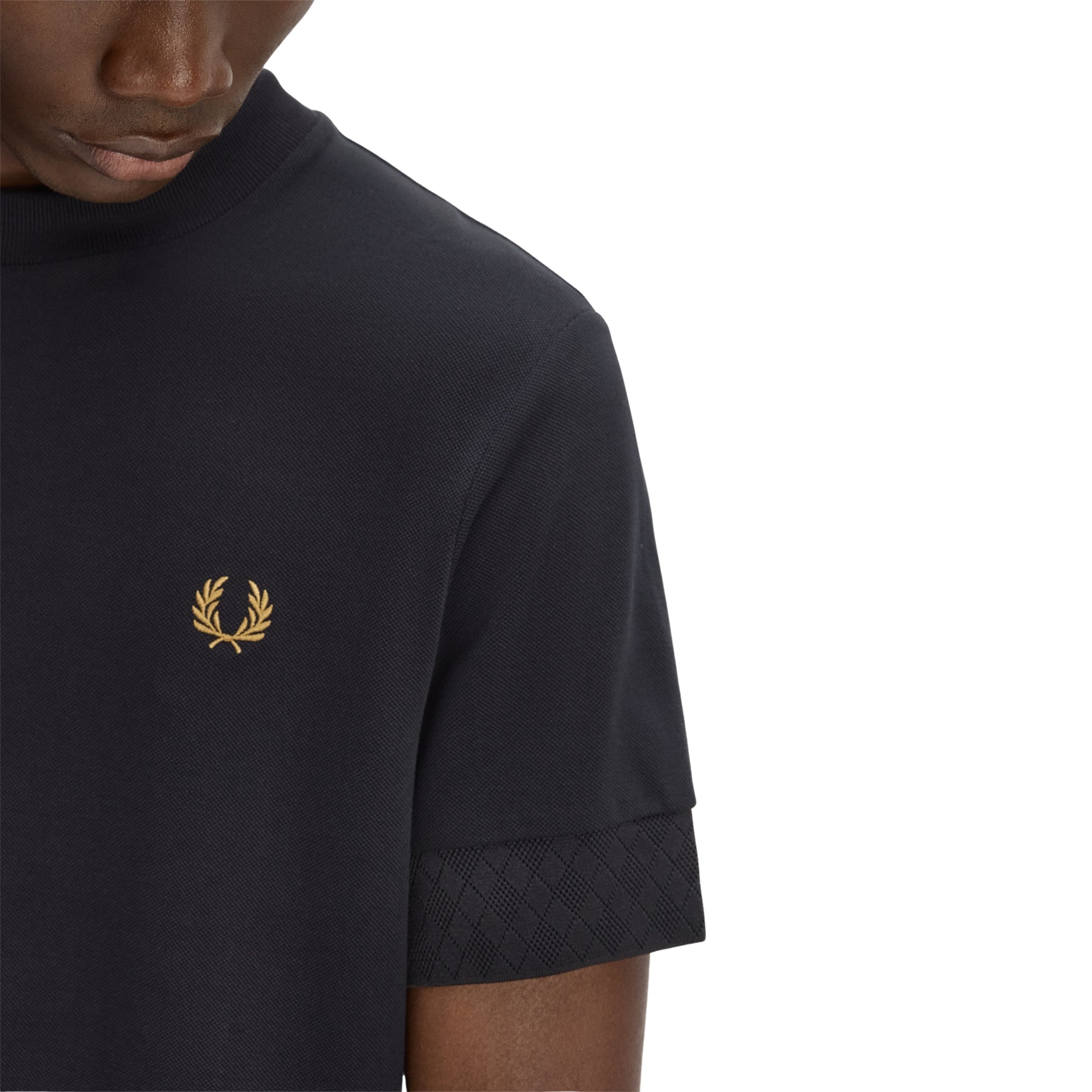 T-shirt Fred Perry Jacquard Cuff T-Shirt em Black — produto sem modelo, vista frontal, gola round bound, detalhe jacquard nos punhos e bordado Laurel Wreath no peito esquerdo.