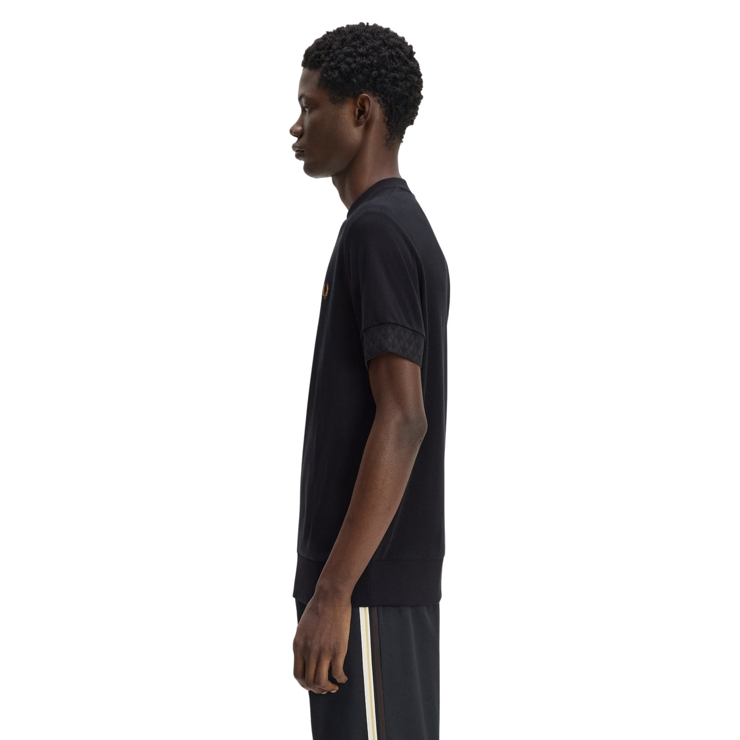 T-shirt Fred Perry Jacquard Cuff T-Shirt em Black — vista frontal com modelo, corpo inteiro, corte regular, detalhe jacquard nos punhos visível.