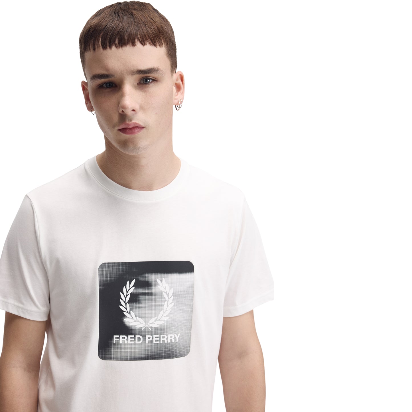 T-Shirt de manga curta para homem Fred Perry Laurel Wreath Digital em Snow White. Foto da parte da frente, vestida.