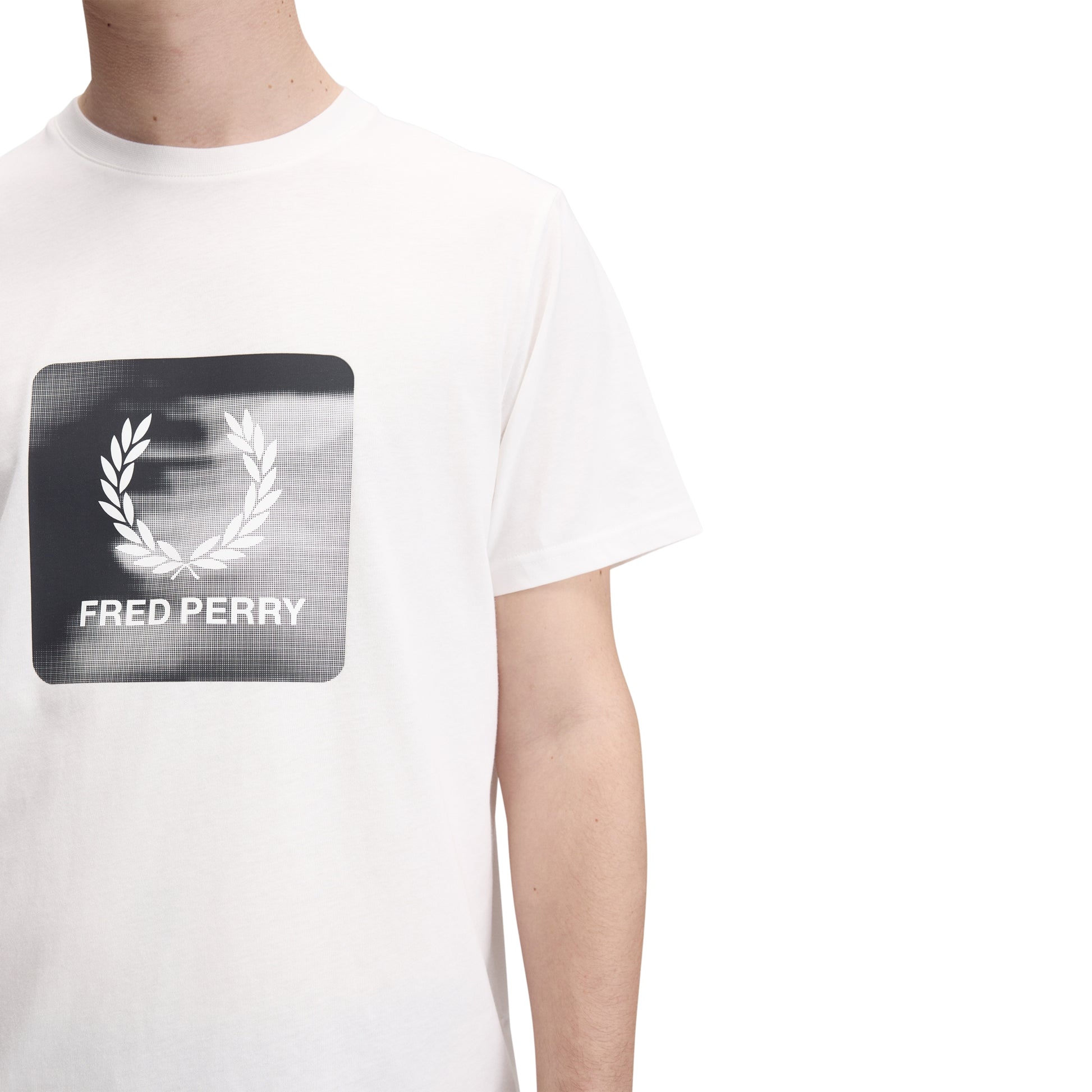 T-Shirt de manga curta para homem Fred Perry Laurel Wreath Digital em Snow White. Foto de detalhe da parte da frente, vestida.