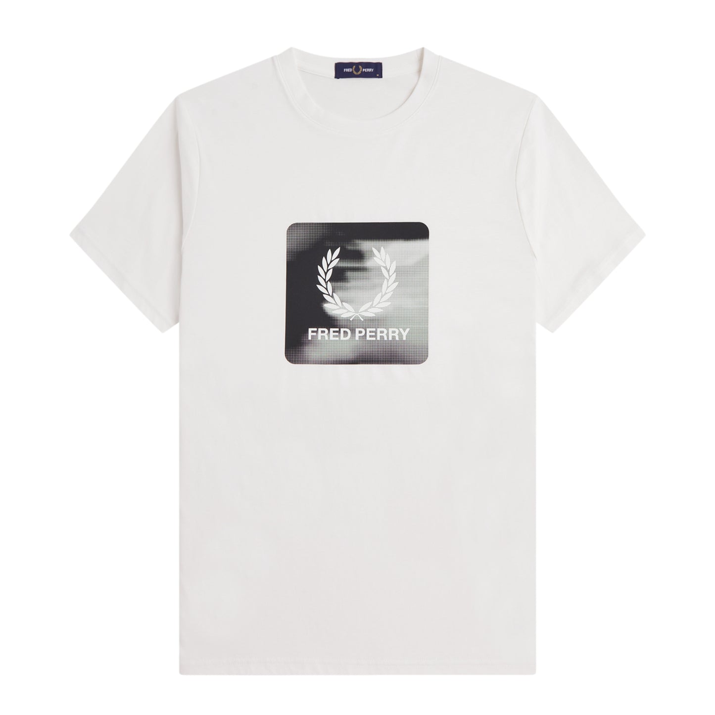 T-Shirt de manga curta para homem Fred Perry Laurel Wreath Digital em Snow White. Foto da parte da frente.