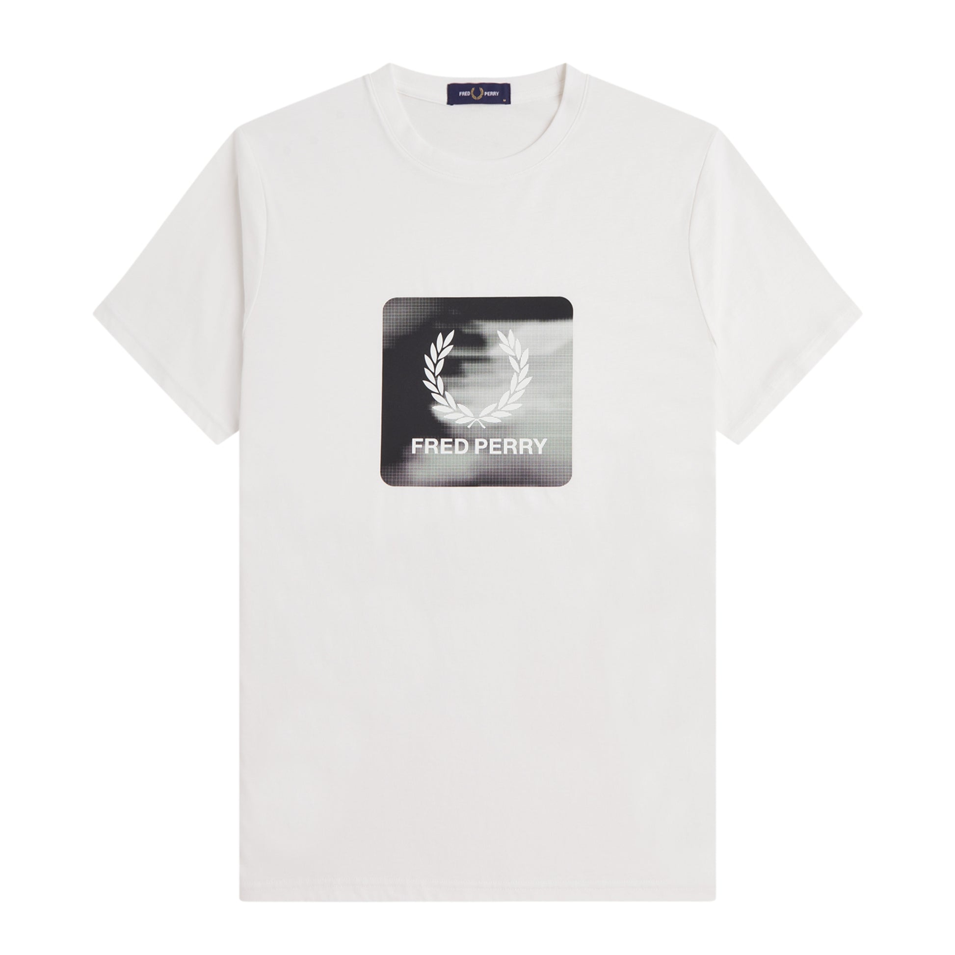 T-Shirt de manga curta para homem Fred Perry Laurel Wreath Digital em Snow White. Foto da parte da frente.