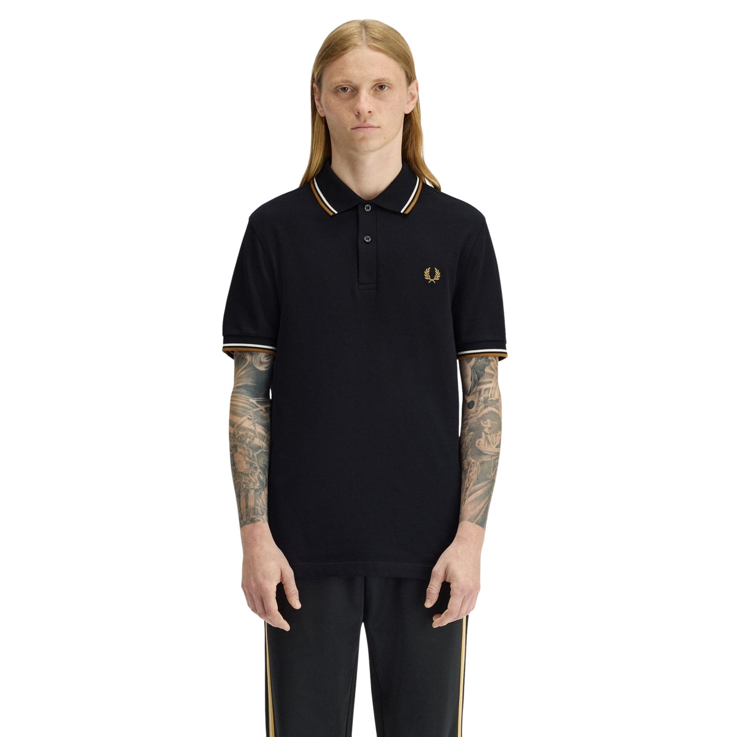 Polo de manga curta para homem Fred Perry M3600 em Black/Ecru/Dark Caramel. Foto da parte da frente, vestido.