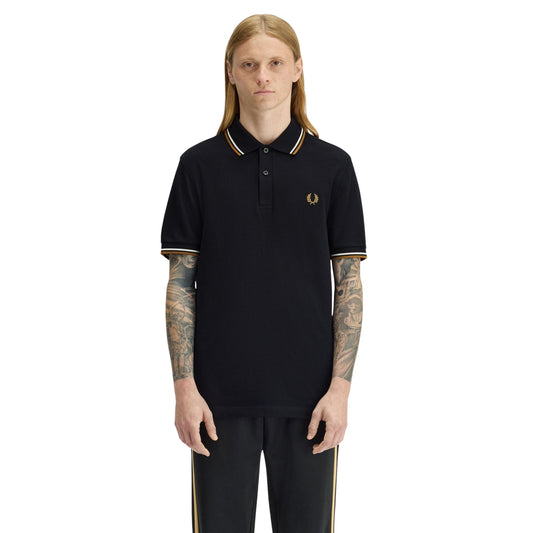 Polo de manga curta para homem Fred Perry M3600 em Black/Ecru/Dark Caramel. Foto da parte da frente, vestido.