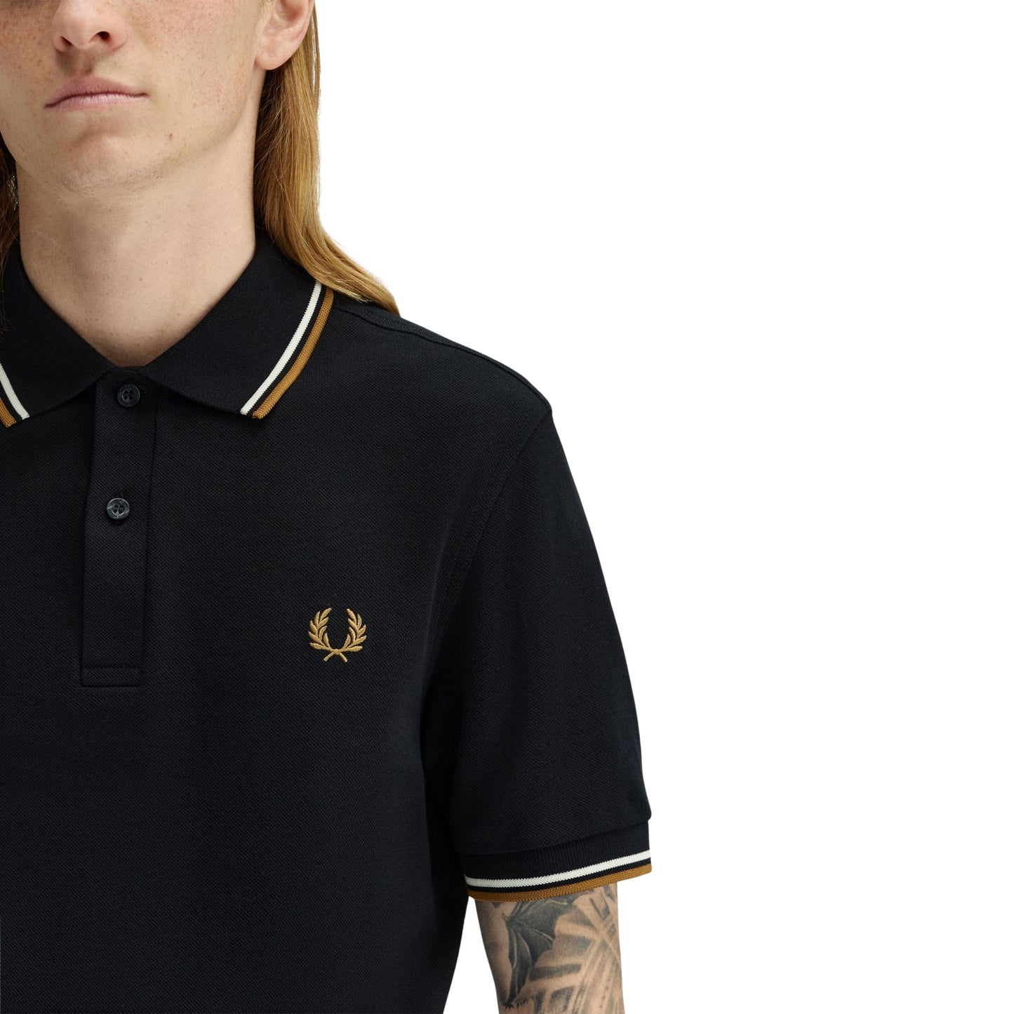 Polo de manga curta para homem Fred Perry M3600 em Black/Ecru/Dark Caramel. Foto de detalhe da parte da frente, vestido.