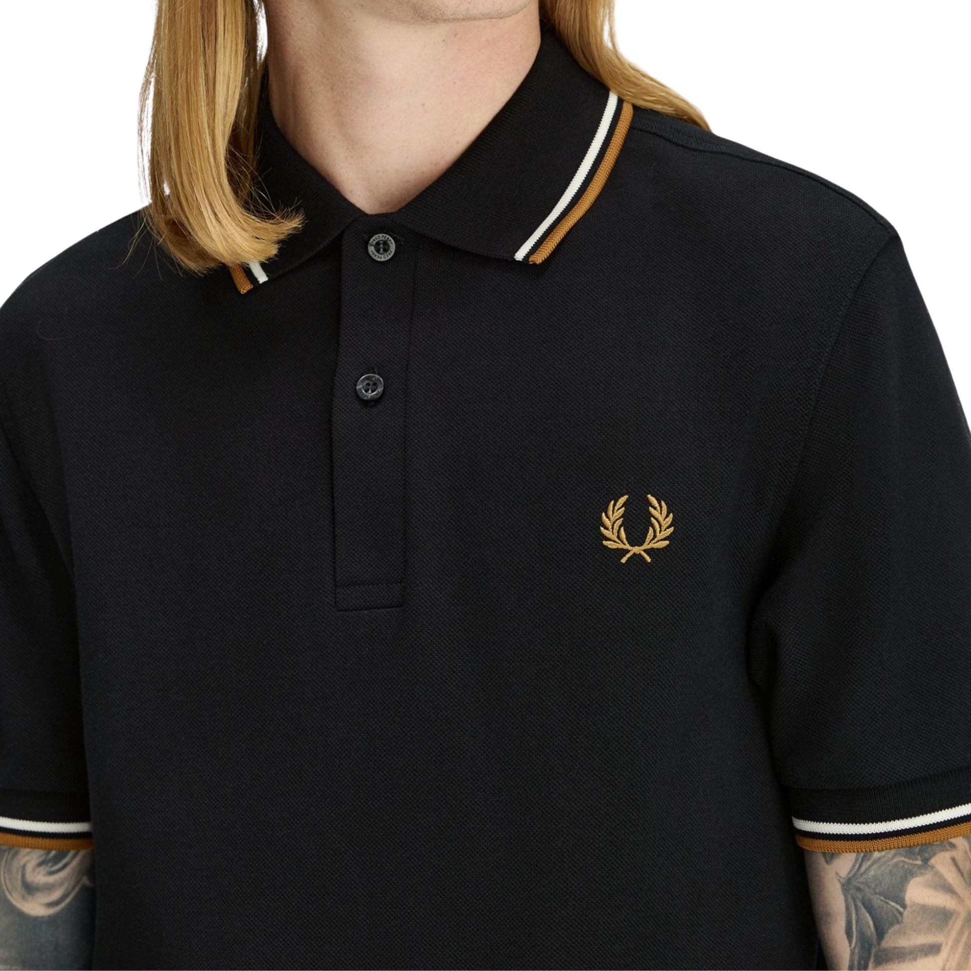 Polo de manga curta para homem Fred Perry M3600 em Black/Ecru/Dark Caramel. Foto de detalhe da parte da frente, vestido.