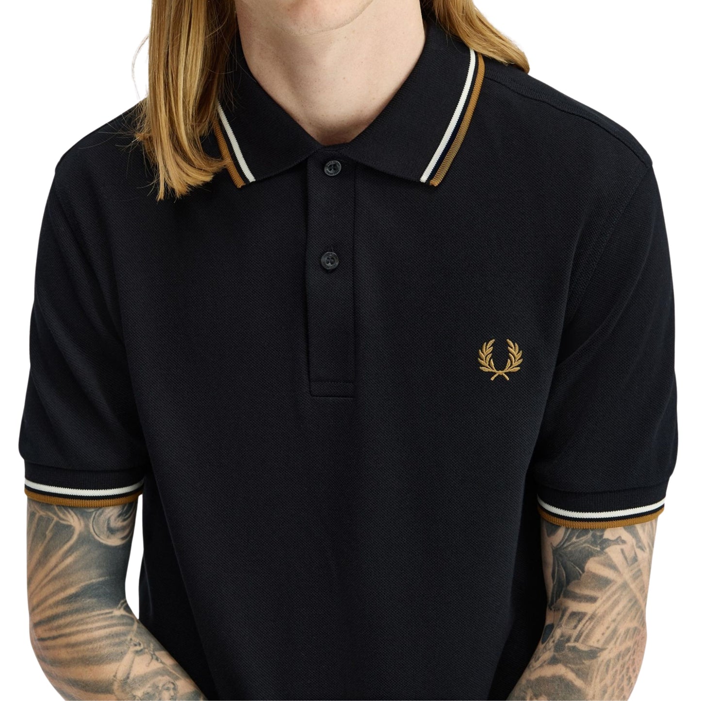 Polo de manga curta para homem Fred Perry M3600 em Black/Ecru/Dark Caramel. Foto de detalhe da parte da frente, vestido.