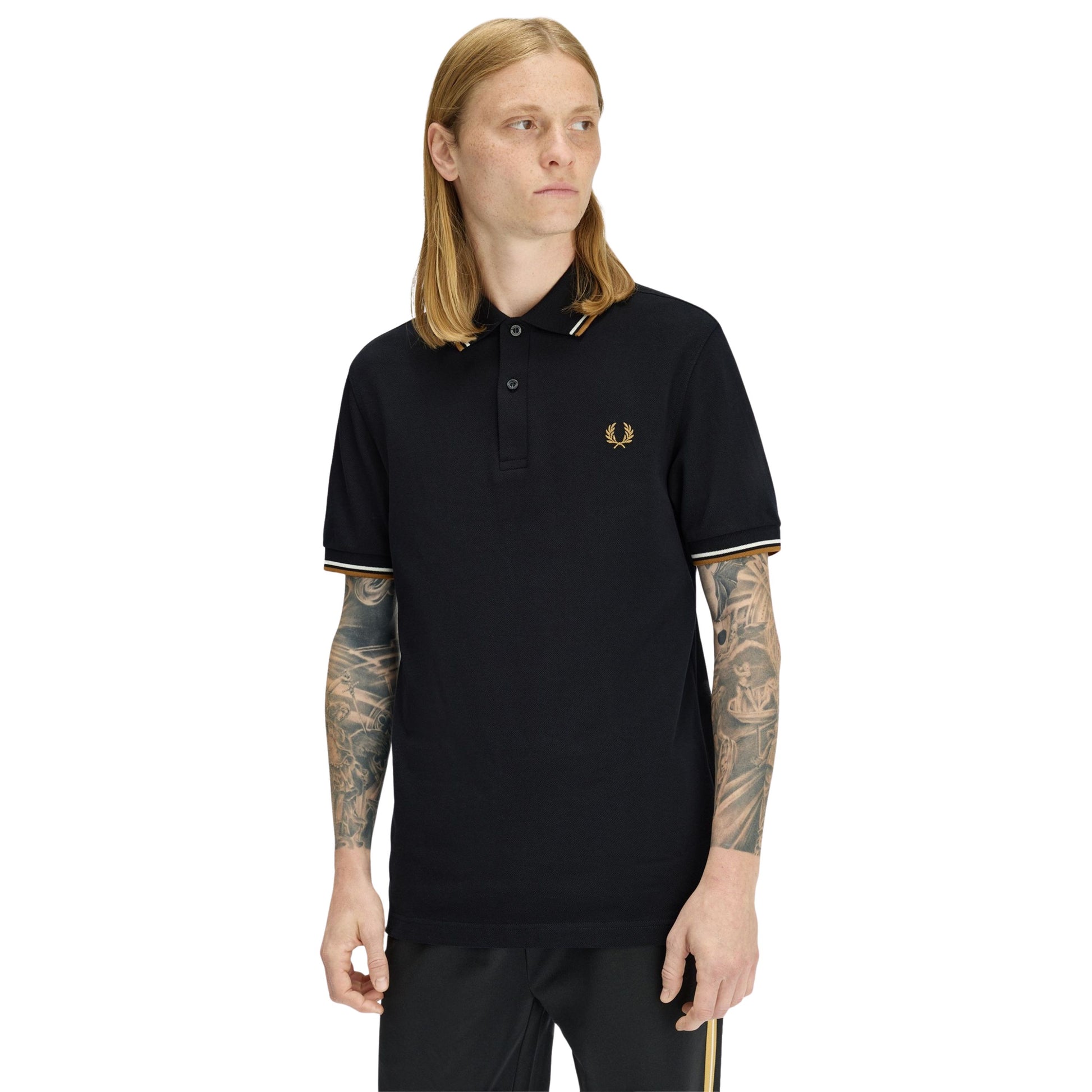 Polo de manga curta para homem Fred Perry M3600 em Black/Ecru/Dark Caramel. Foto da parte da frente, vestido.