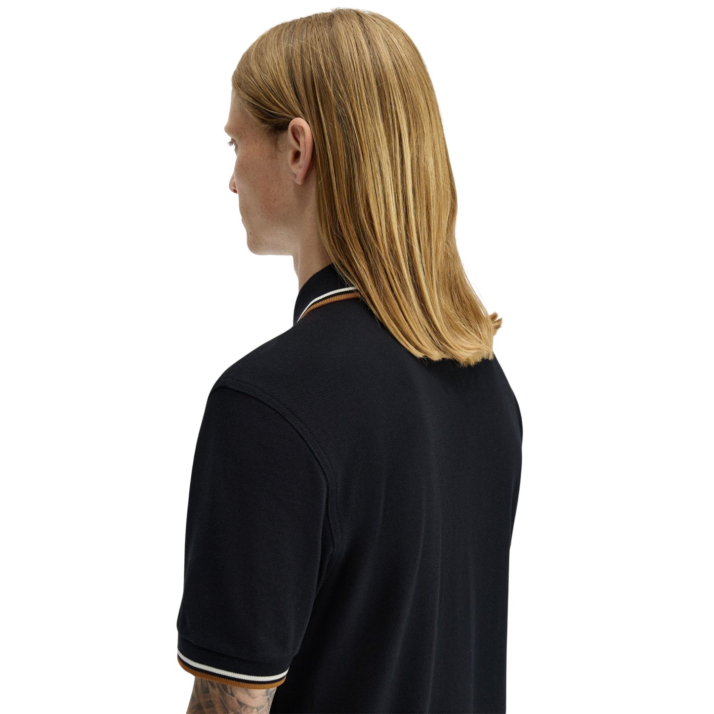Polo de manga curta para homem Fred Perry M3600 em Black/Ecru/Dark Caramel. Foto de detalhe da parte de trás, vestido.