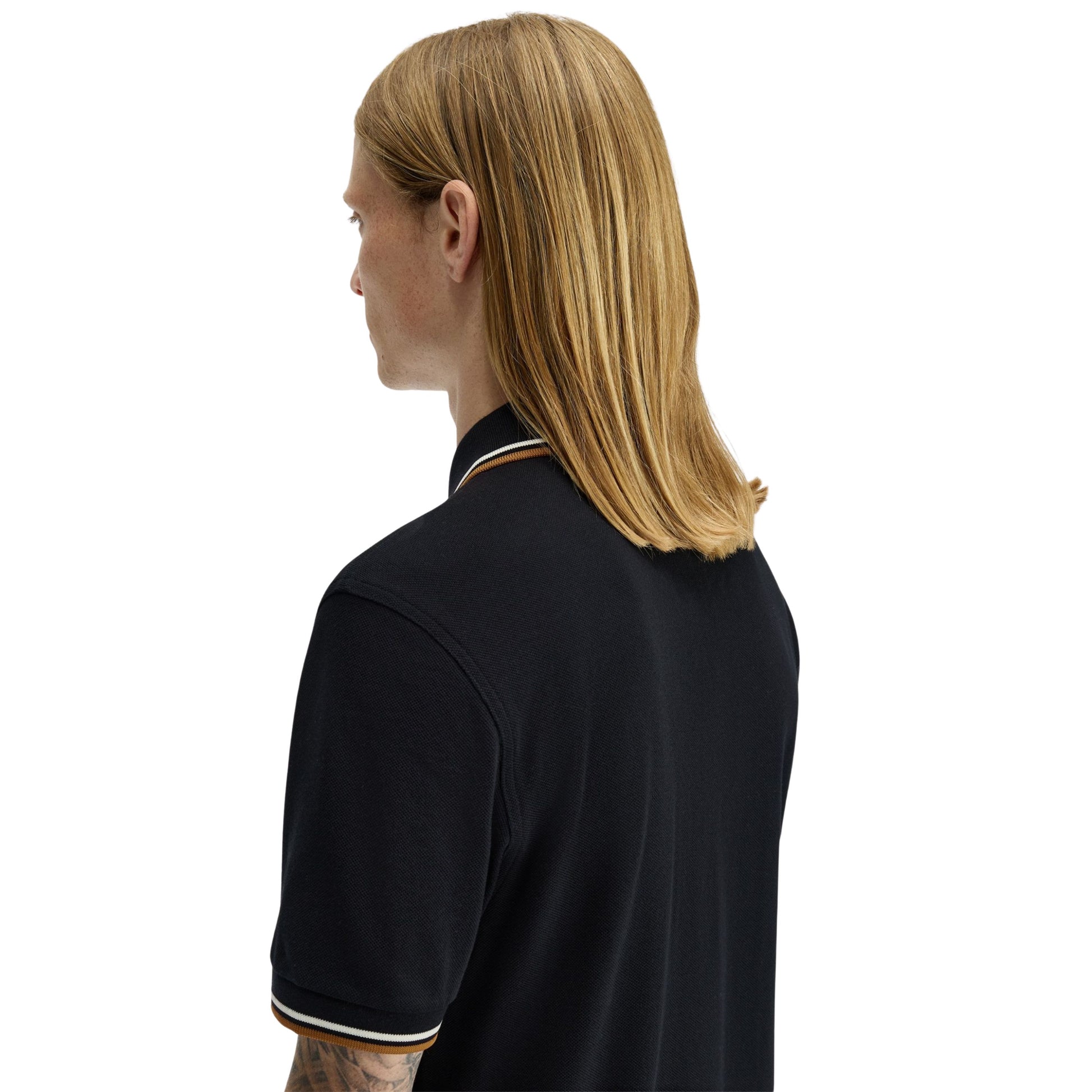 Polo de manga curta para homem Fred Perry M3600 em Black/Ecru/Dark Caramel. Foto de detalhe da parte de trás, vestido.