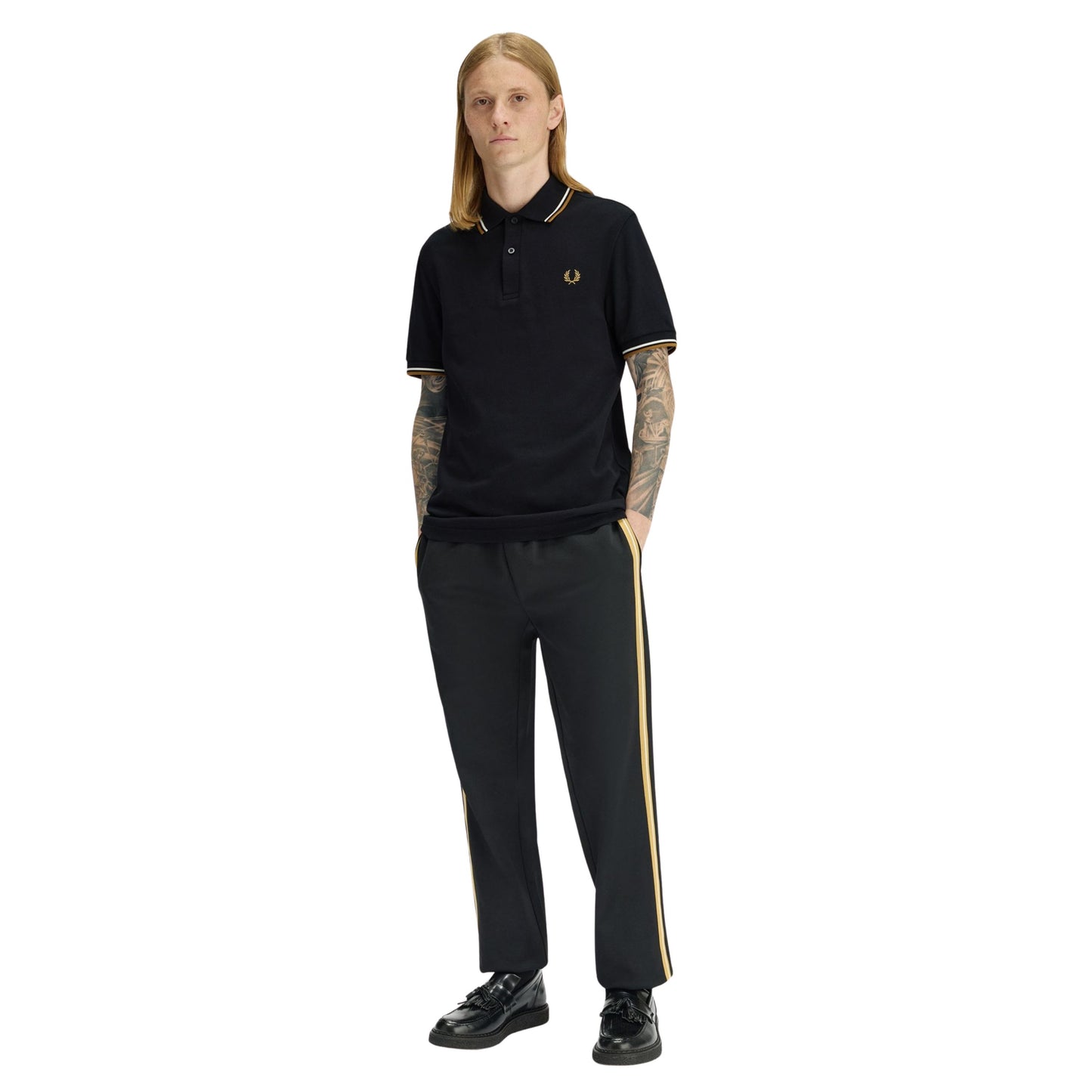 Polo de manga curta para homem Fred Perry M3600 em Black/Ecru/Dark Caramel. Foto da parte da frente, vestido.