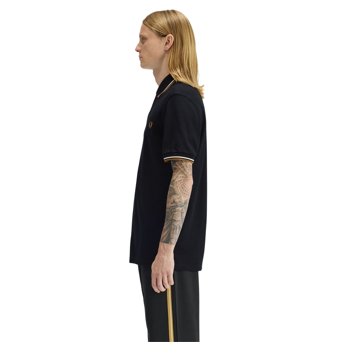 Polo de manga curta para homem Fred Perry M3600 em Black/Ecru/Dark Caramel. Foto da lateral, vestido.