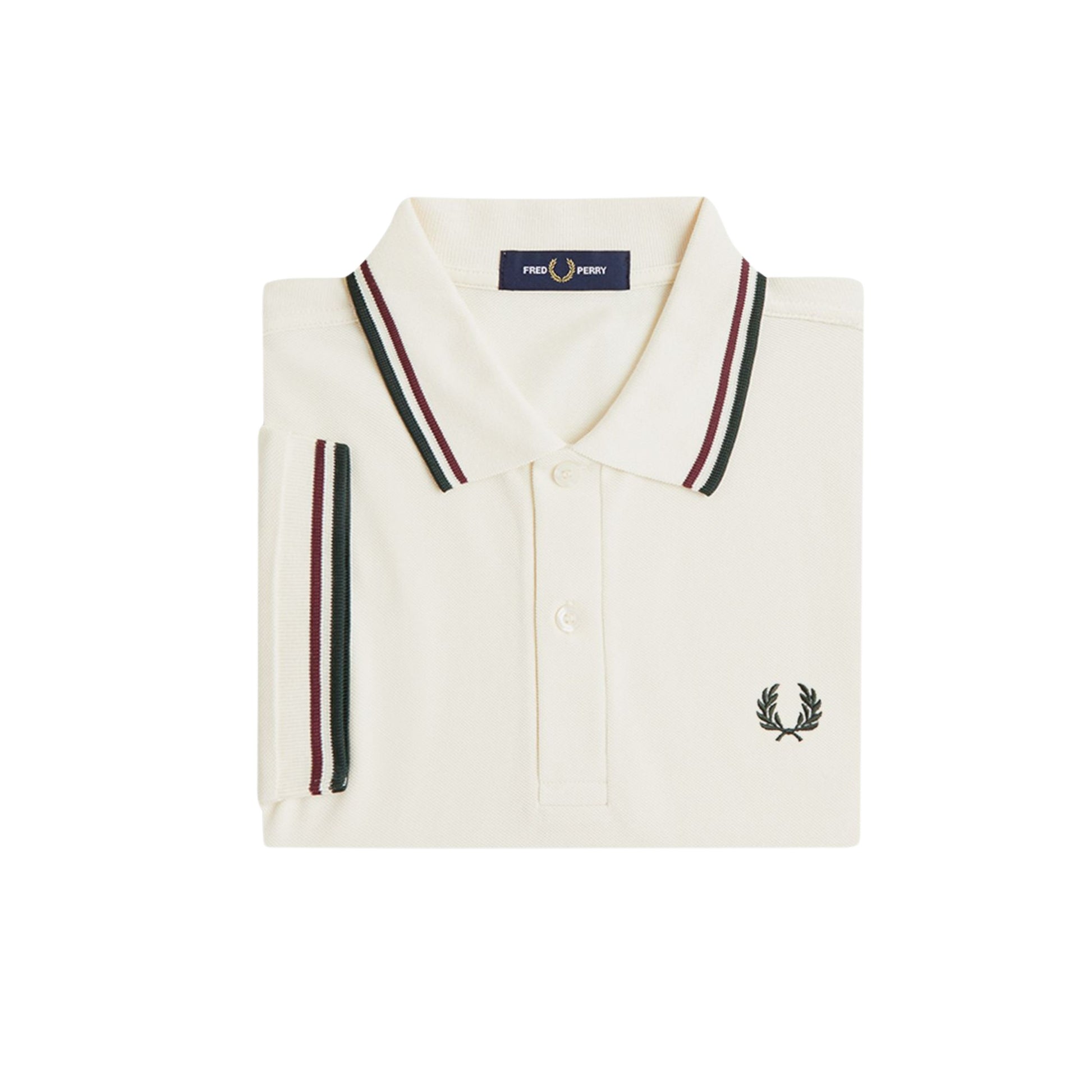 Polo de manga curta para homem Fred Perry M3600 em Ecru/Oxblood/Grassroots. Foto da parte da frente, dobrada.