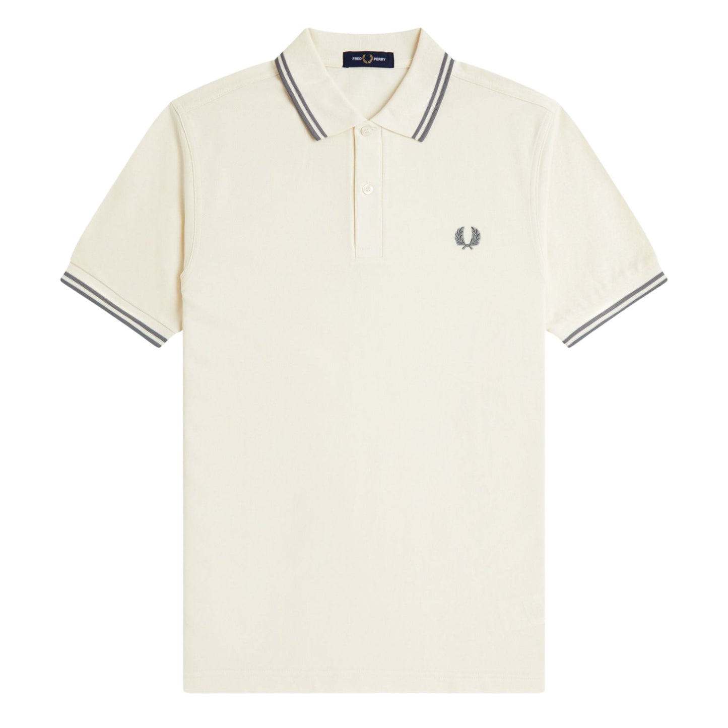 Polo de manga curta para homem Fred Perry M3600 em Ecru/Azul Stockport. Foto da parte da frente.