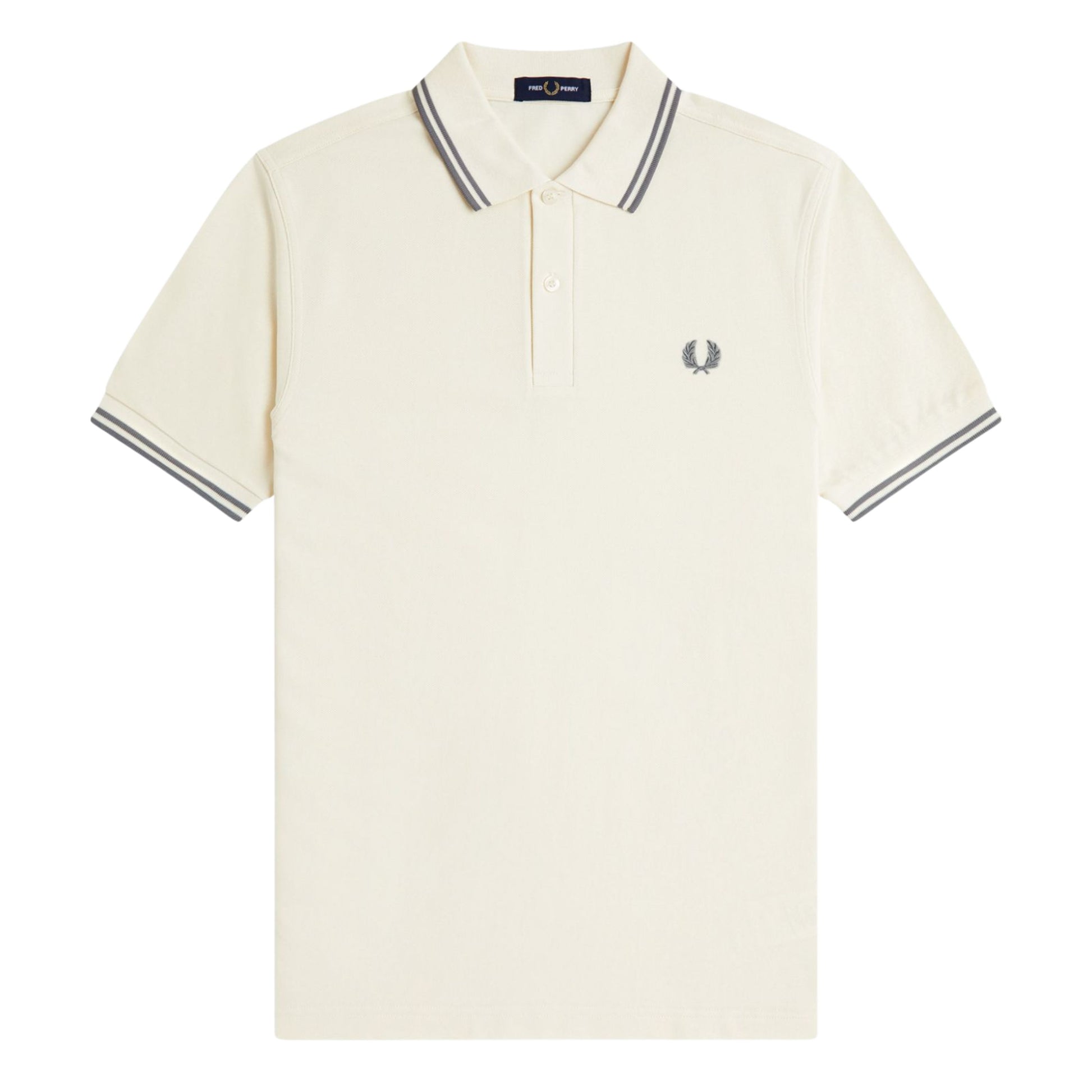 Polo de manga curta para homem Fred Perry M3600 em Ecru/Azul Stockport. Foto da parte da frente.