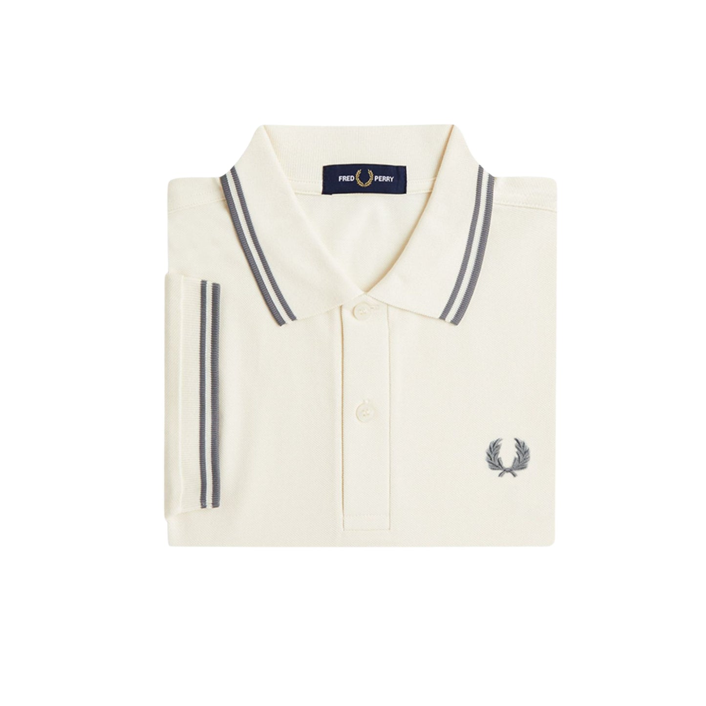 Polo de manga curta para homem Fred Perry M3600 em Ecru/Azul Stockport. Foto da parte da frente, dobrado.