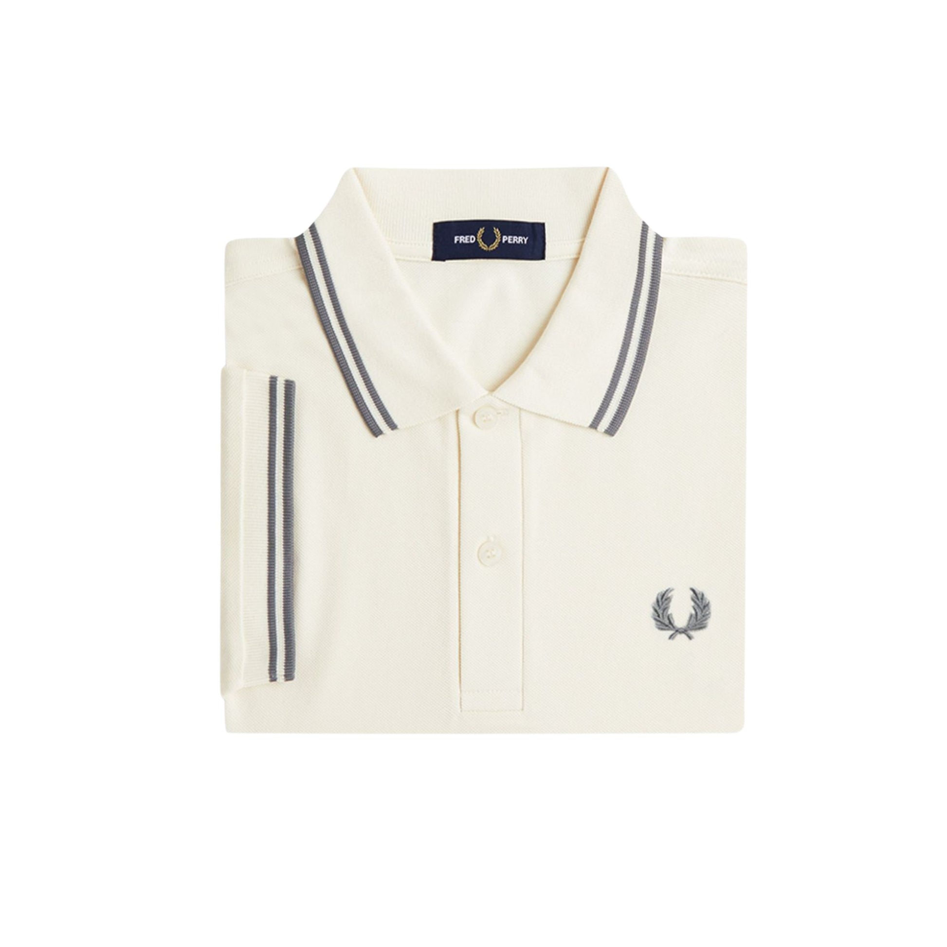 Polo de manga curta para homem Fred Perry M3600 em Ecru/Azul Stockport. Foto da parte da frente, dobrado.