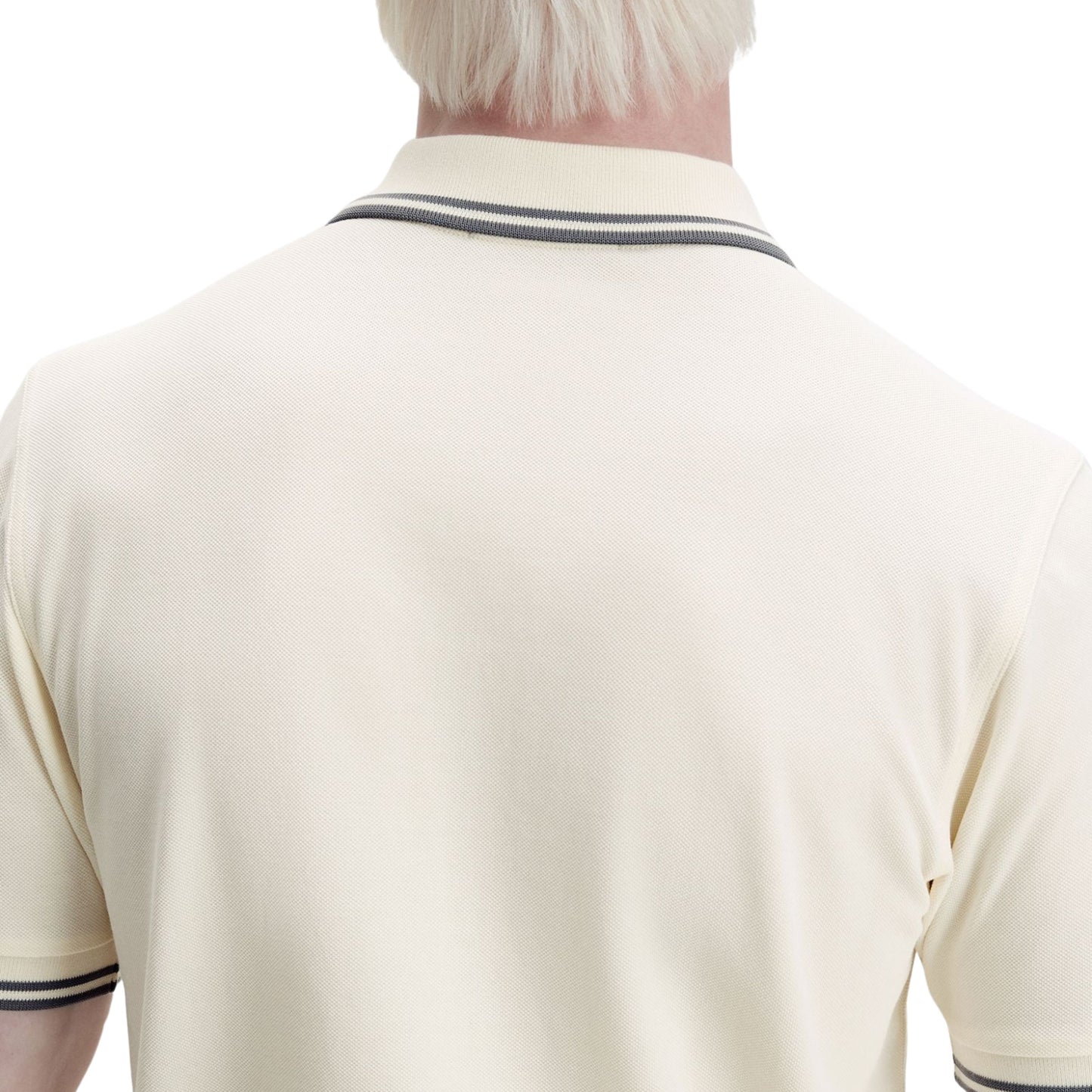 Polo de manga curta para homem Fred Perry M3600 em Ecru/Azul Stockport. Foto de detalhe da parte de trás, vestido.