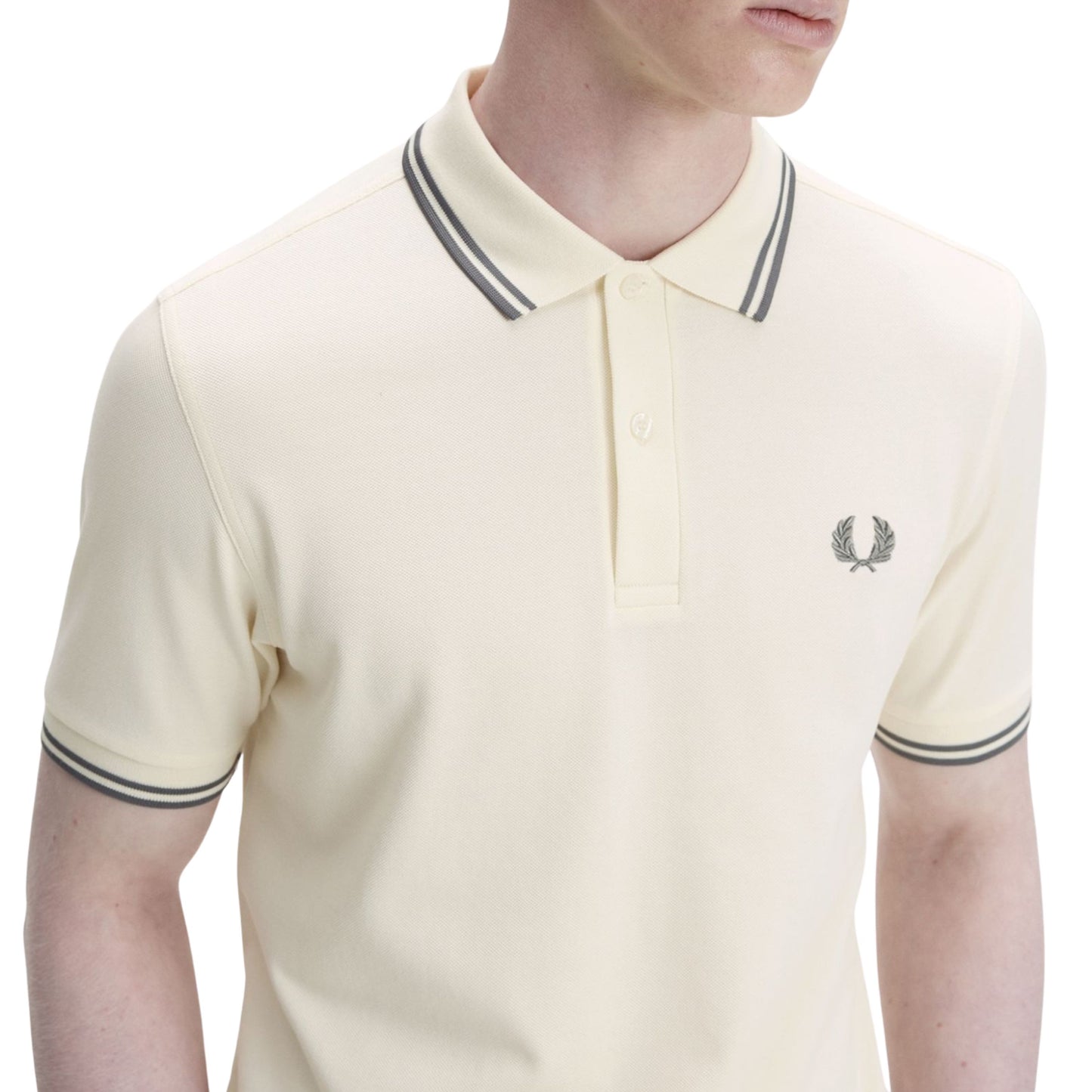 Polo de manga curta para homem Fred Perry M3600 em Ecru/Azul Stockport. Foto de detalhe da parte da frente, vestido.