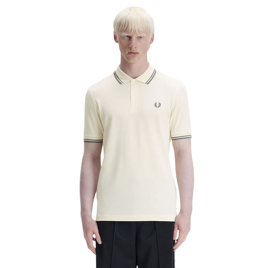 Polo de manga curta para homem Fred Perry M3600 em Ecru/Azul Stockport. Foto da parte da frente, vestido.