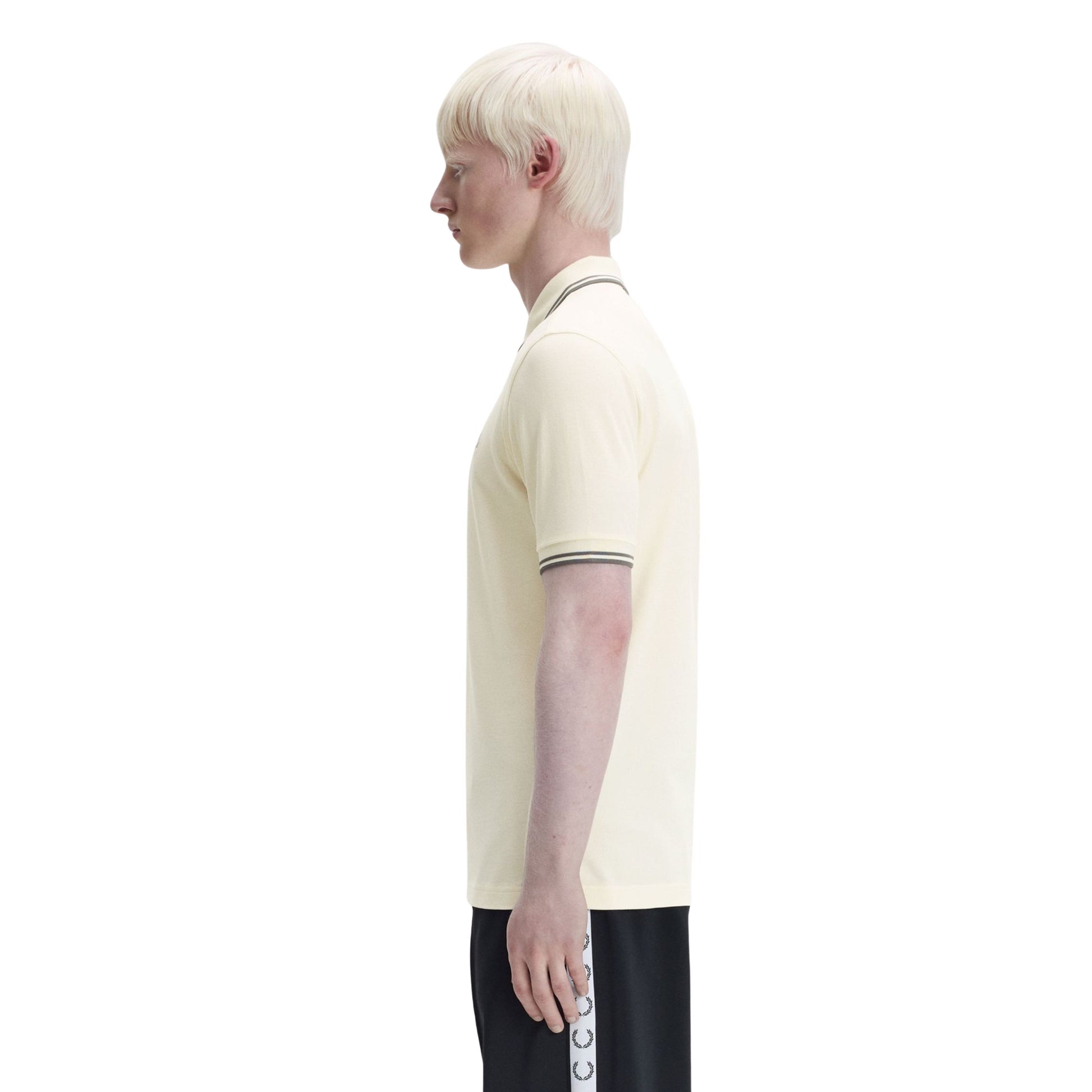 Polo de manga curta para homem Fred Perry M3600 em Ecru/Azul Stockport. Foto da lateral, vestido.