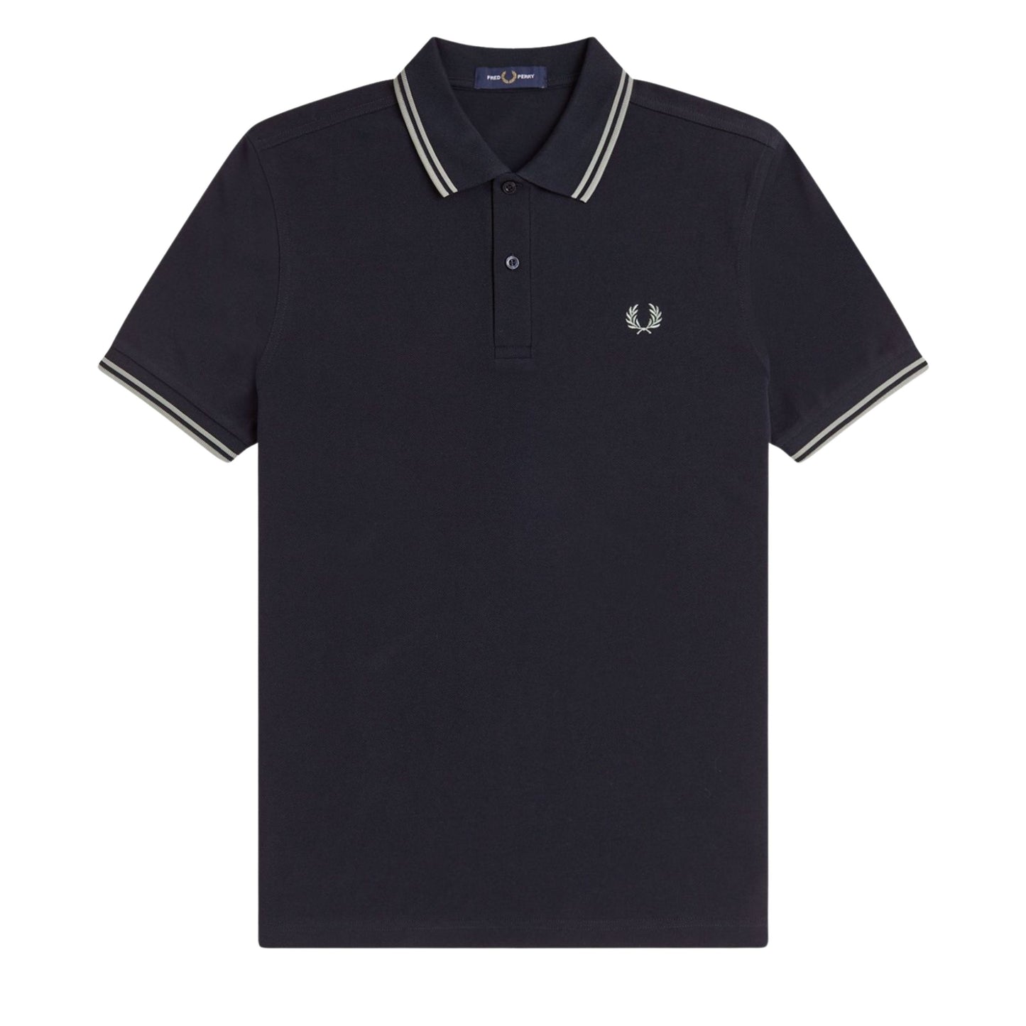 Polo de manga curta para homem Fred Perry M3600 em Azul Marinho/Seagrass/Seagrass. Foto da parte da frente.