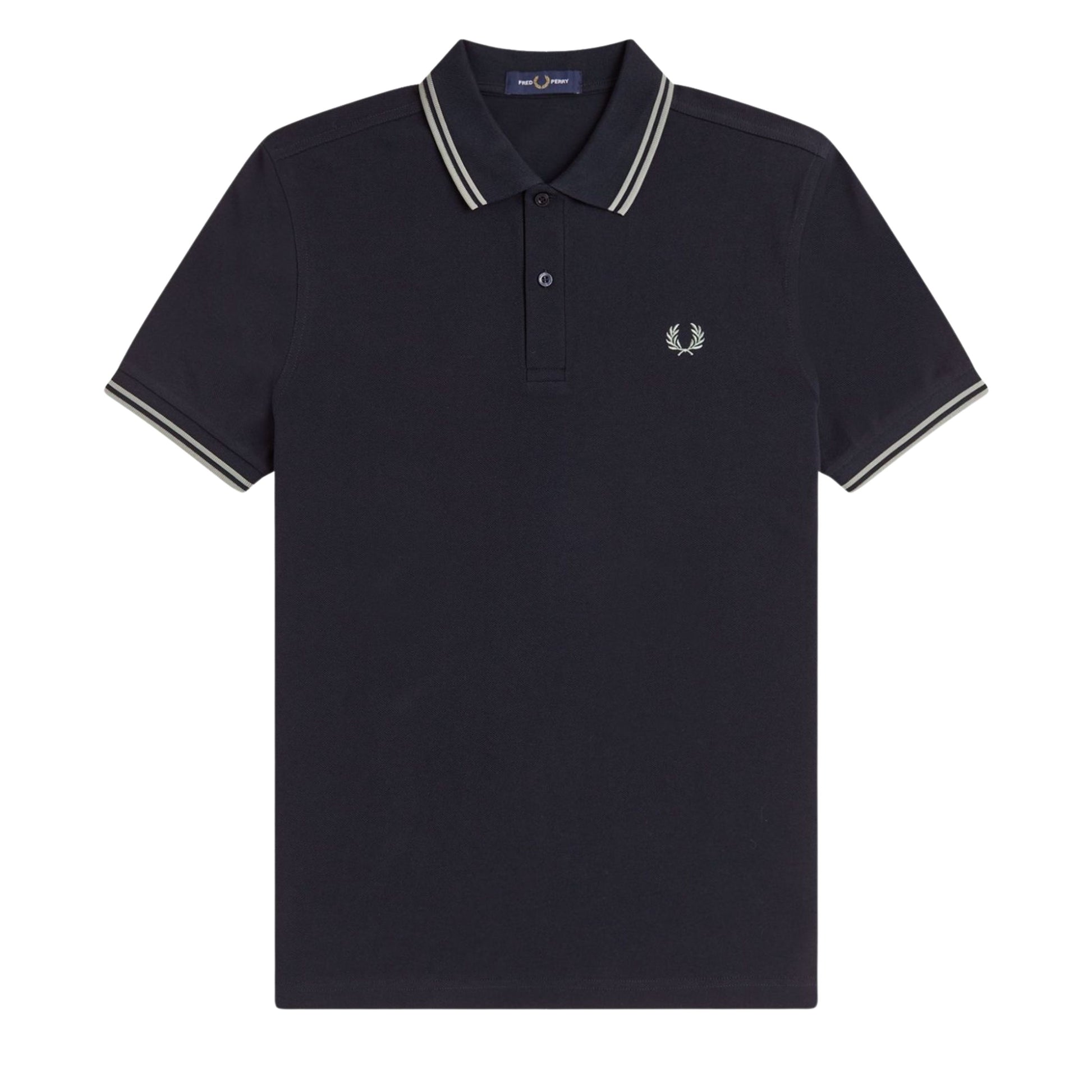 Polo de manga curta para homem Fred Perry M3600 em Azul Marinho/Seagrass/Seagrass. Foto da parte da frente.