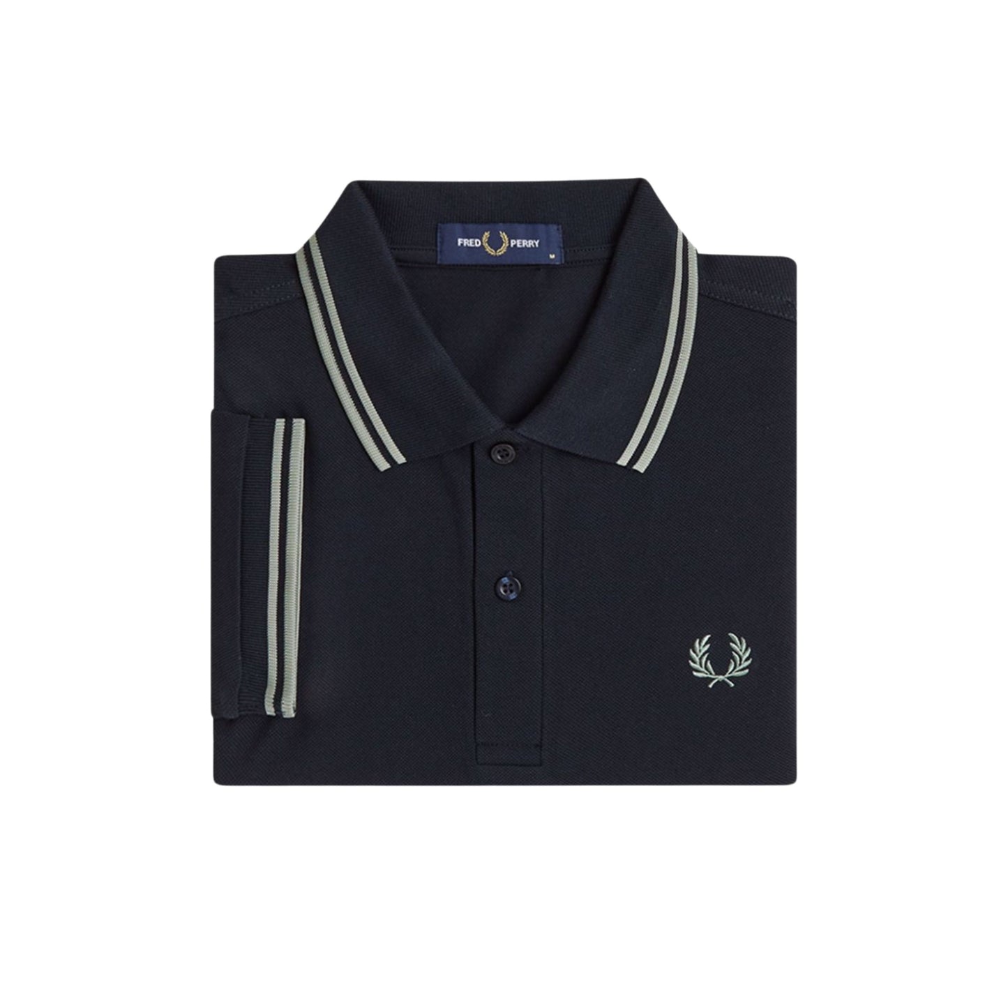 Polo de manga curta para homem Fred Perry M3600 em Azul Marinho/Seagrass/Seagrass. Foto da parte da frente, dobrado.