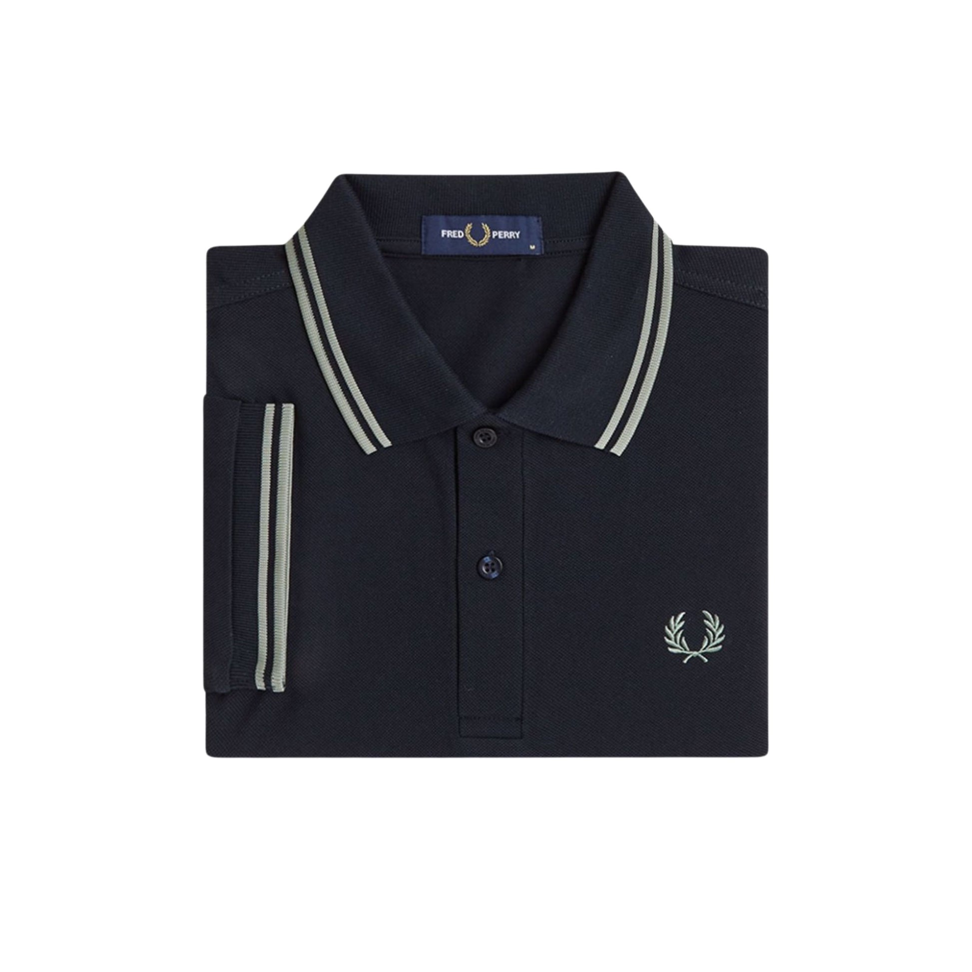 Polo de manga curta para homem Fred Perry M3600 em Azul Marinho/Seagrass/Seagrass. Foto da parte da frente, dobrado.