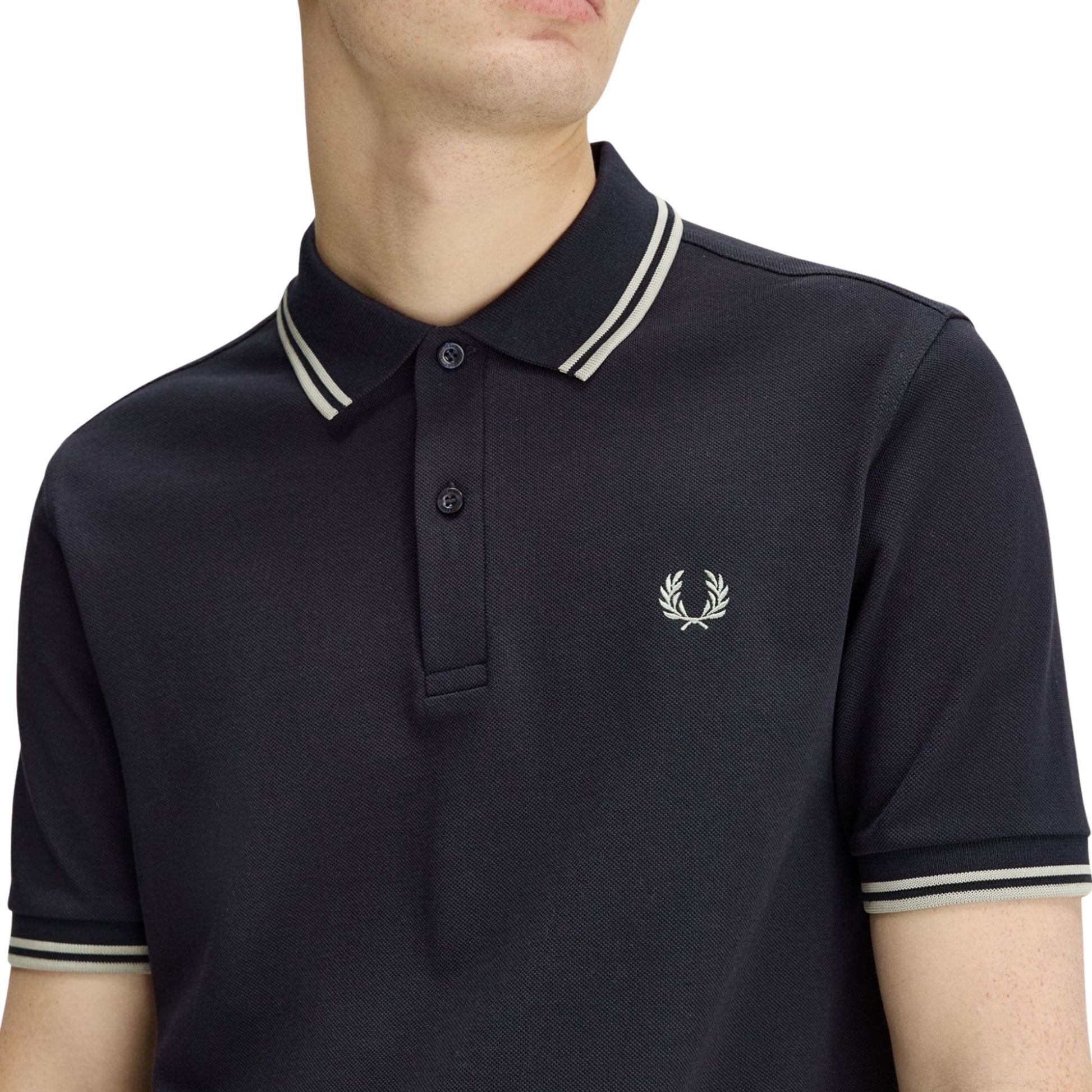Polo de manga curta para homem Fred Perry M3600 em Azul Marinho/Seagrass/Seagrass. Foto de detalhe da parte da frente, vestido.