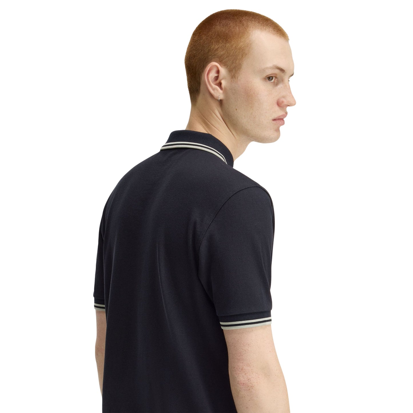 Polo de manga curta para homem Fred Perry M3600 em Azul Marinho/Seagrass/Seagrass. Foto da parte de trás, vestido.