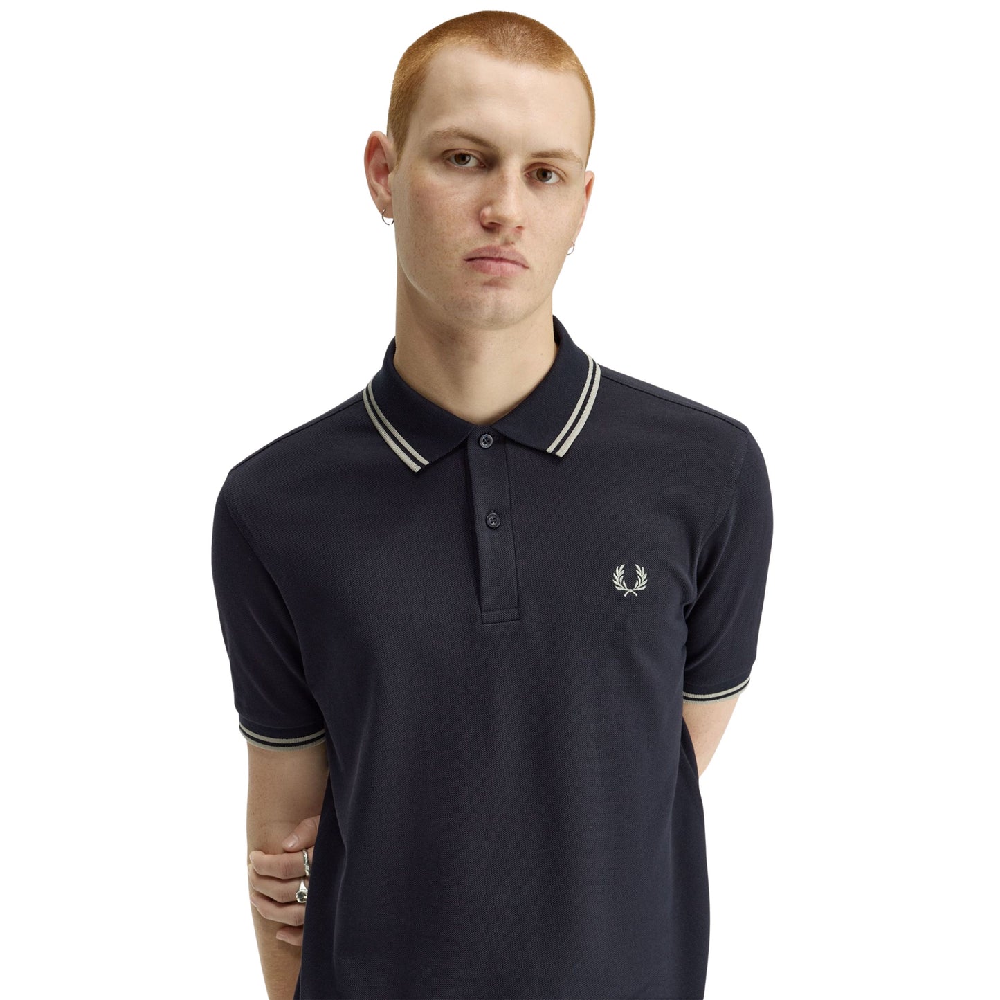 Polo de manga curta para homem Fred Perry M3600 em Azul Marinho/Seagrass/Seagrass. Foto da parte da frente, vestido.