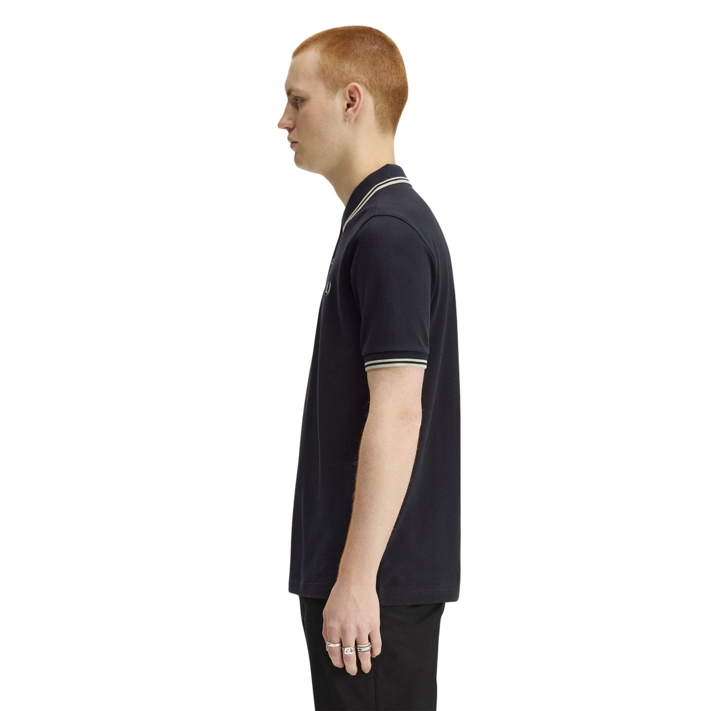 Polo de manga curta para homem Fred Perry M3600 em Azul Marinho/Seagrass/Seagrass. Foto da lateral, vestido.