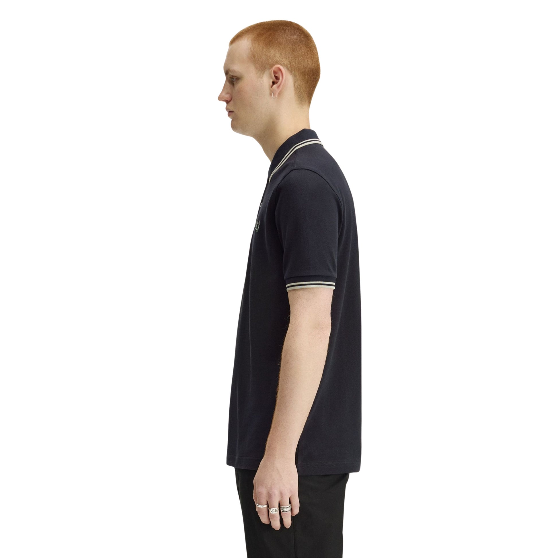 Polo de manga curta para homem Fred Perry M3600 em Azul Marinho/Seagrass/Seagrass. Foto da lateral, vestido.