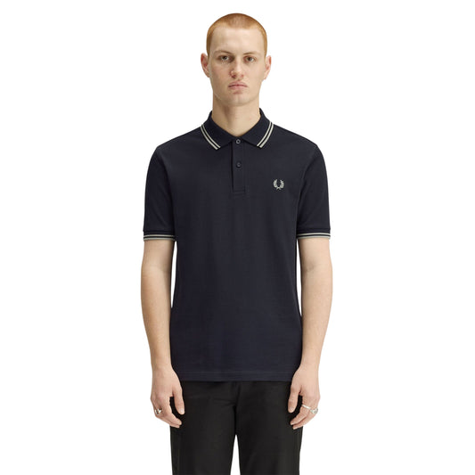 Polo de manga curta para homem Fred Perry M3600 em Azul Marinho/Seagrass/Seagrass. Foto da parte da frente, vestido.
