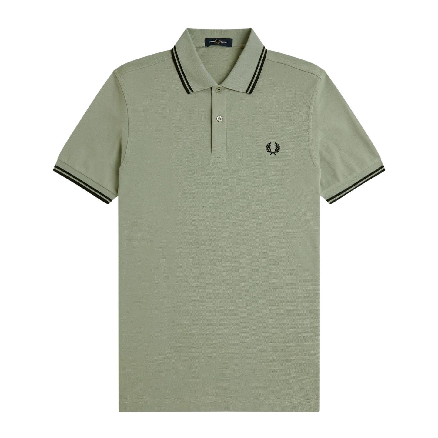 Polo de manga curta para homem Fred Perry M3600 em Seagrass/Preto/Preto. Foto da parte da frente.