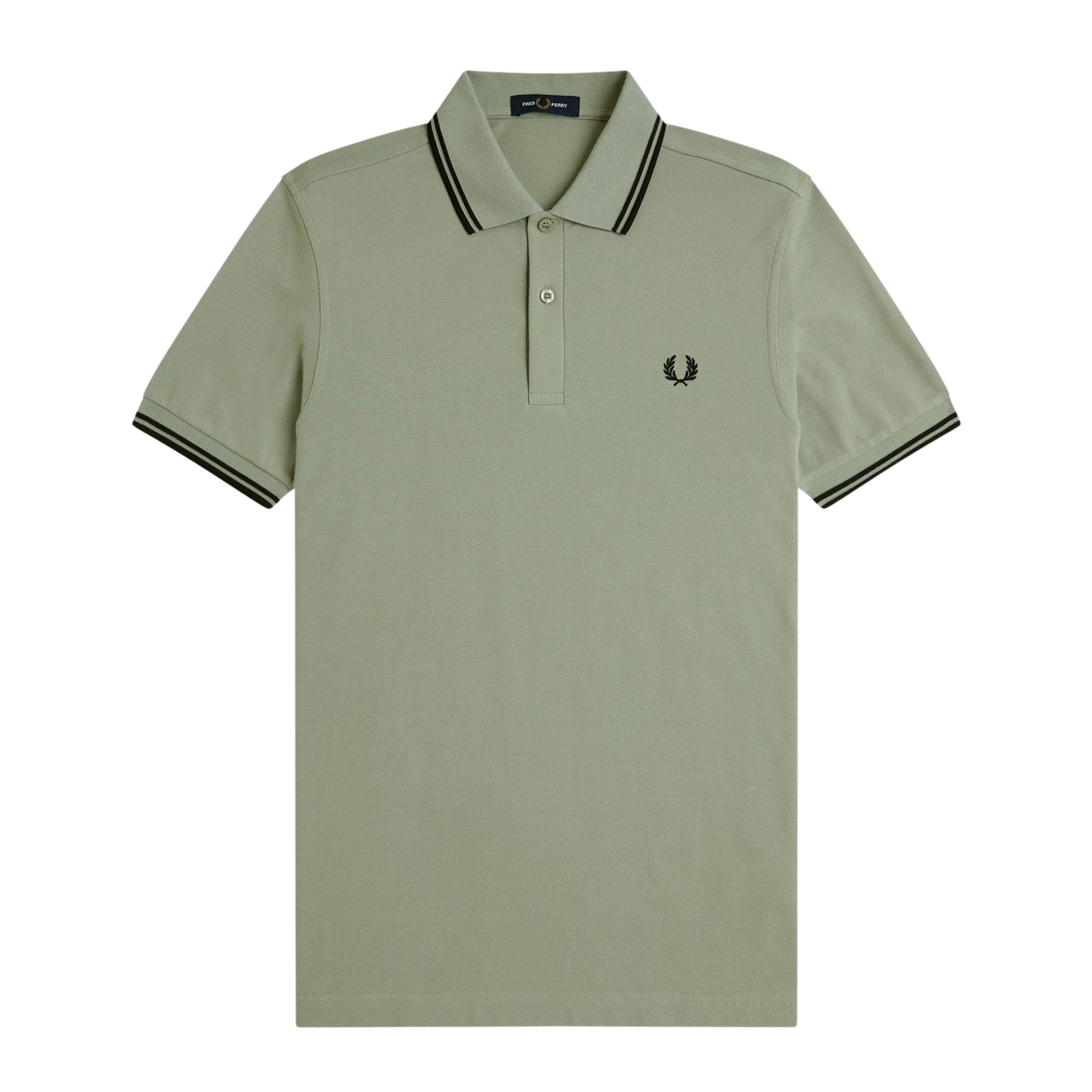 Polo de manga curta para homem Fred Perry M3600 em Seagrass/Preto/Preto. Foto da parte da frente.