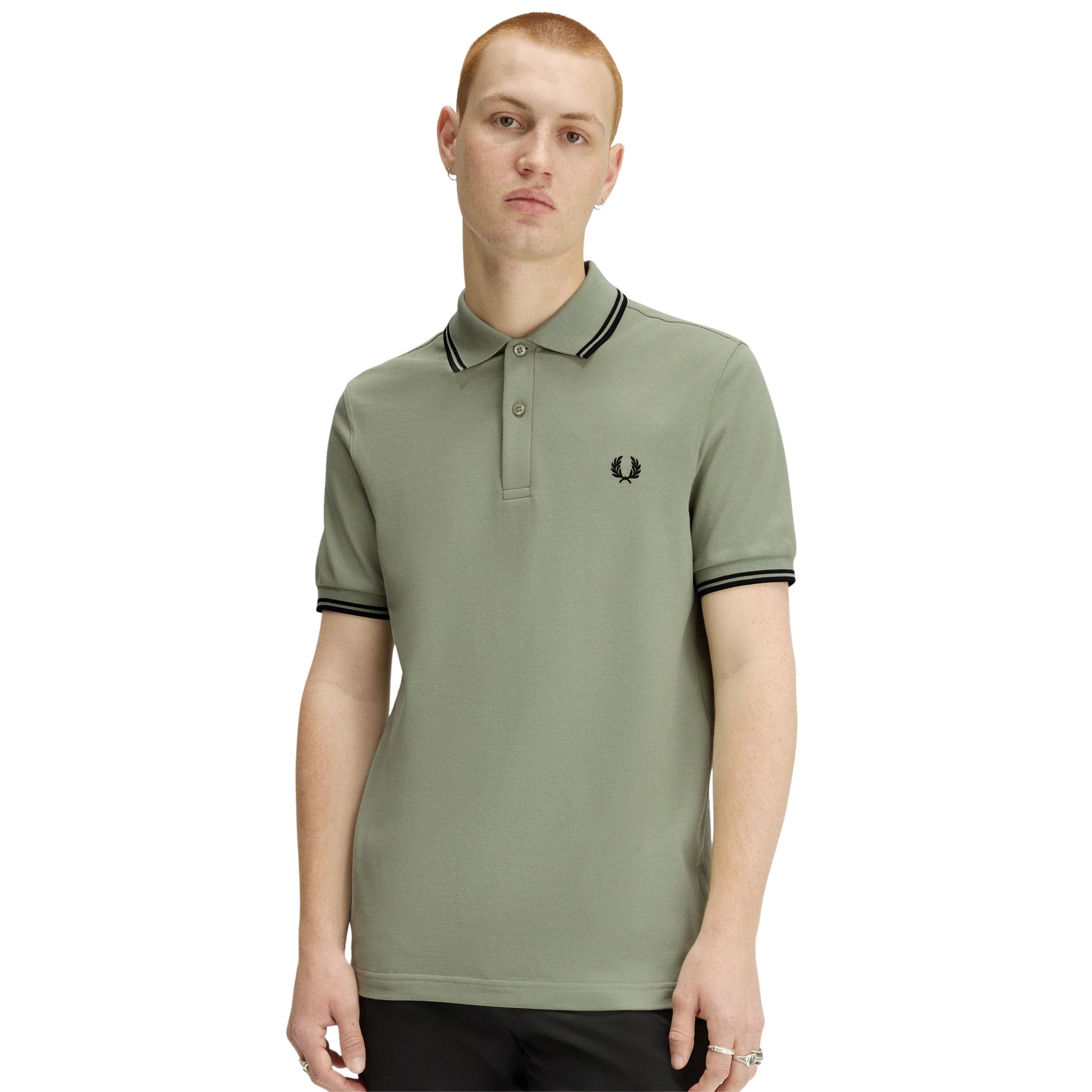 Polo de manga curta para homem Fred Perry M3600 em Seagrass/Preto/Preto. Foto da parte da frente, vestido.