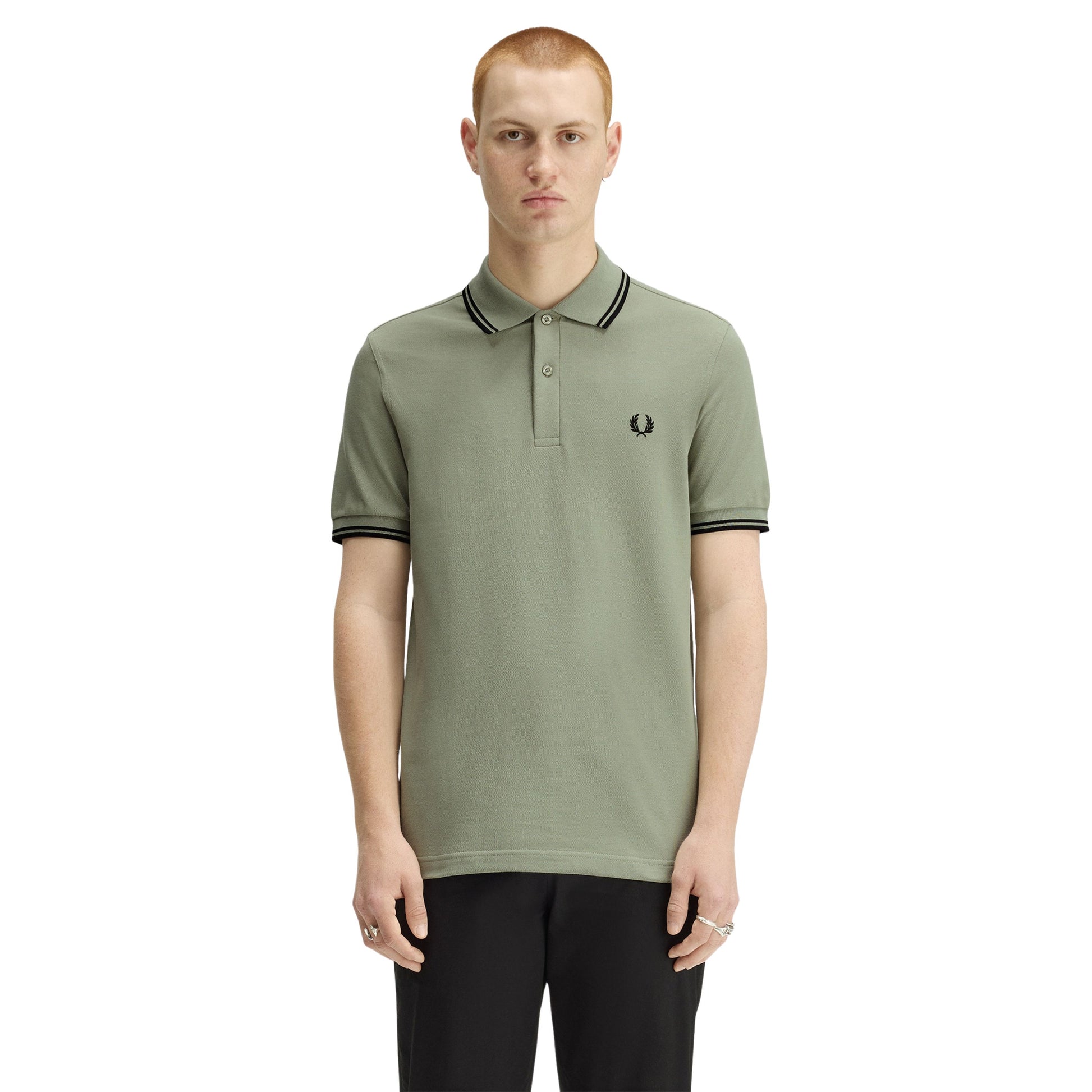 Polo de manga curta para homem Fred Perry M3600 em Seagrass/Preto/Preto. Foto da parte da frente, vestido.