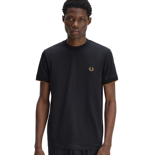 T-Shirt de manga curta para homem Fred Perry Mesh Cuff em Preto. Foto da parte da frente, vestida.
