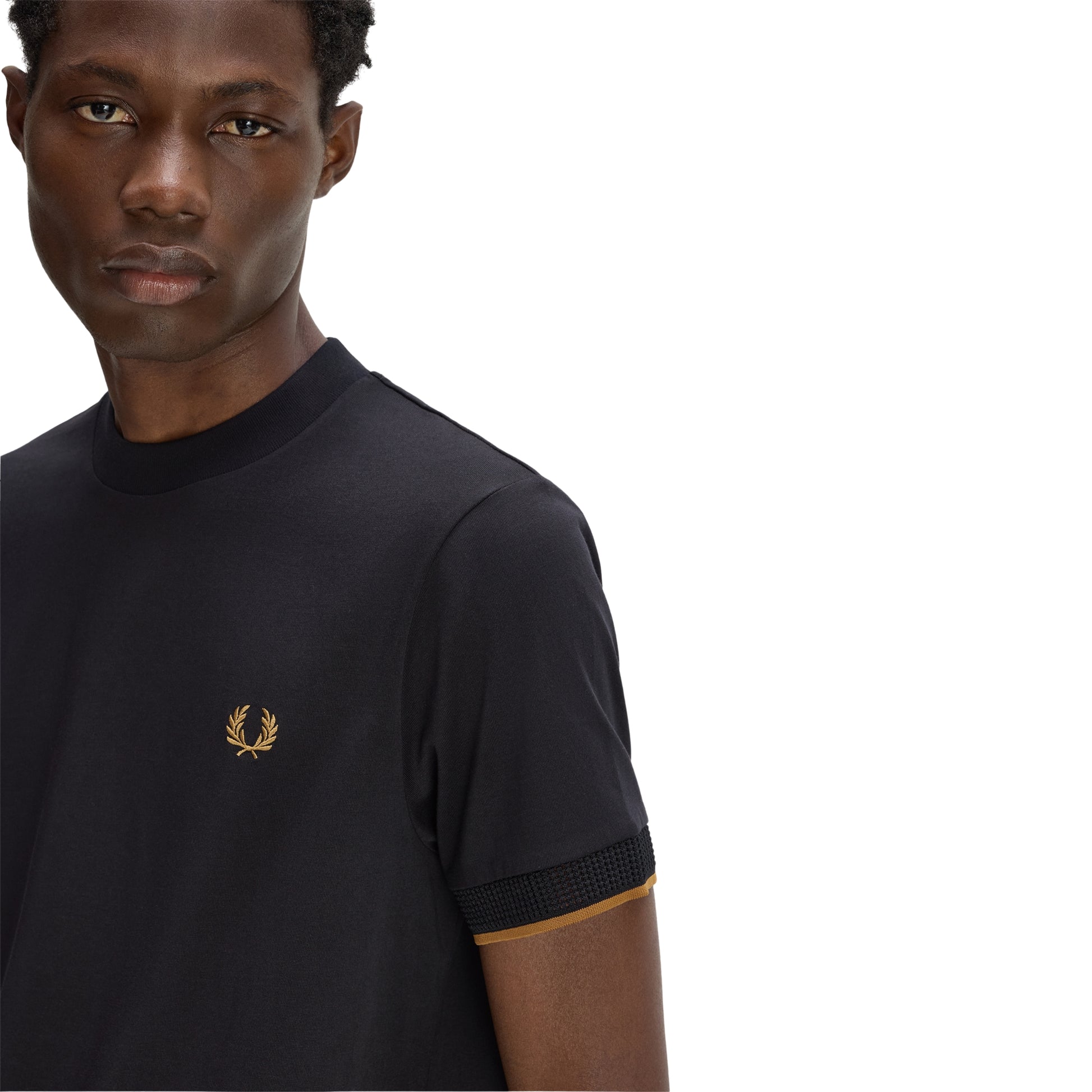 T-Shirt de manga curta para homem Fred Perry Mesh Cuff em Preto. Foto de detalhe da parte da frente, vestida.