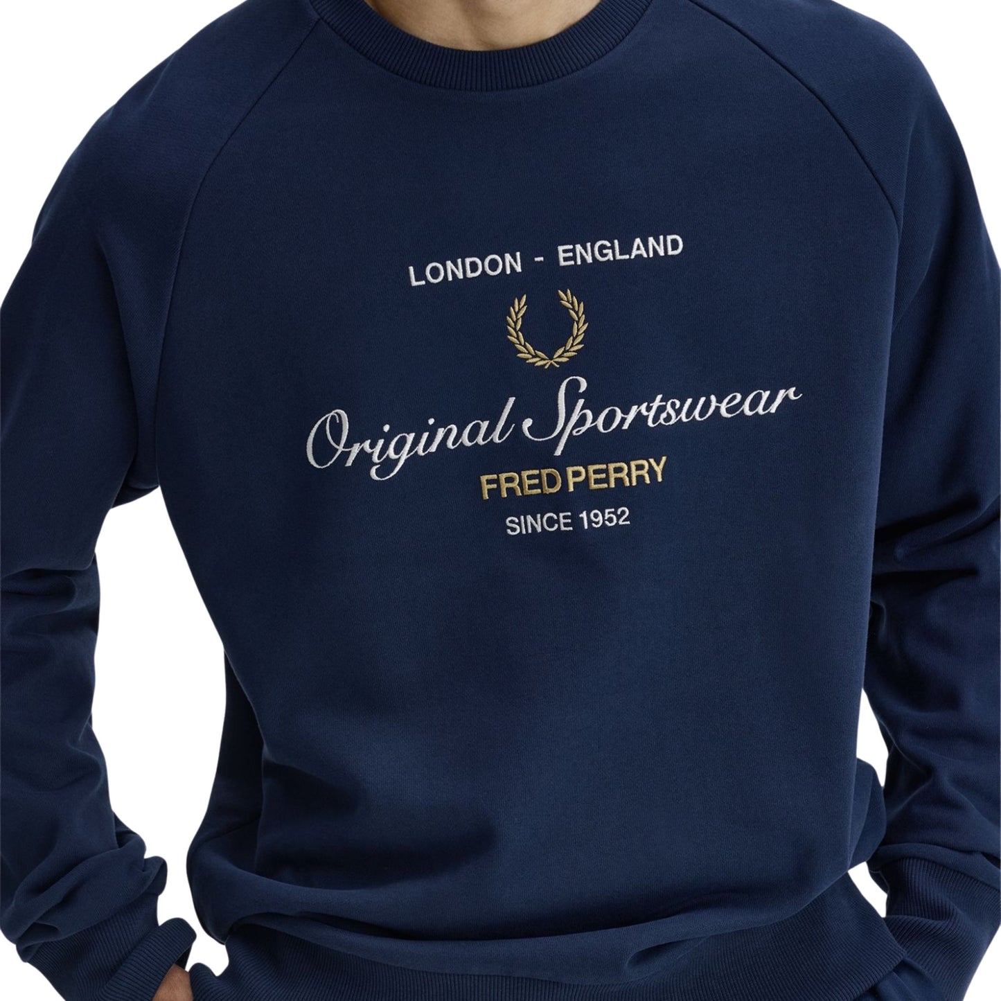 Sweat para homem Fred Perry Original Sportswear em Azul Tennis. Foto de detalhe da parte da frente, vestida.