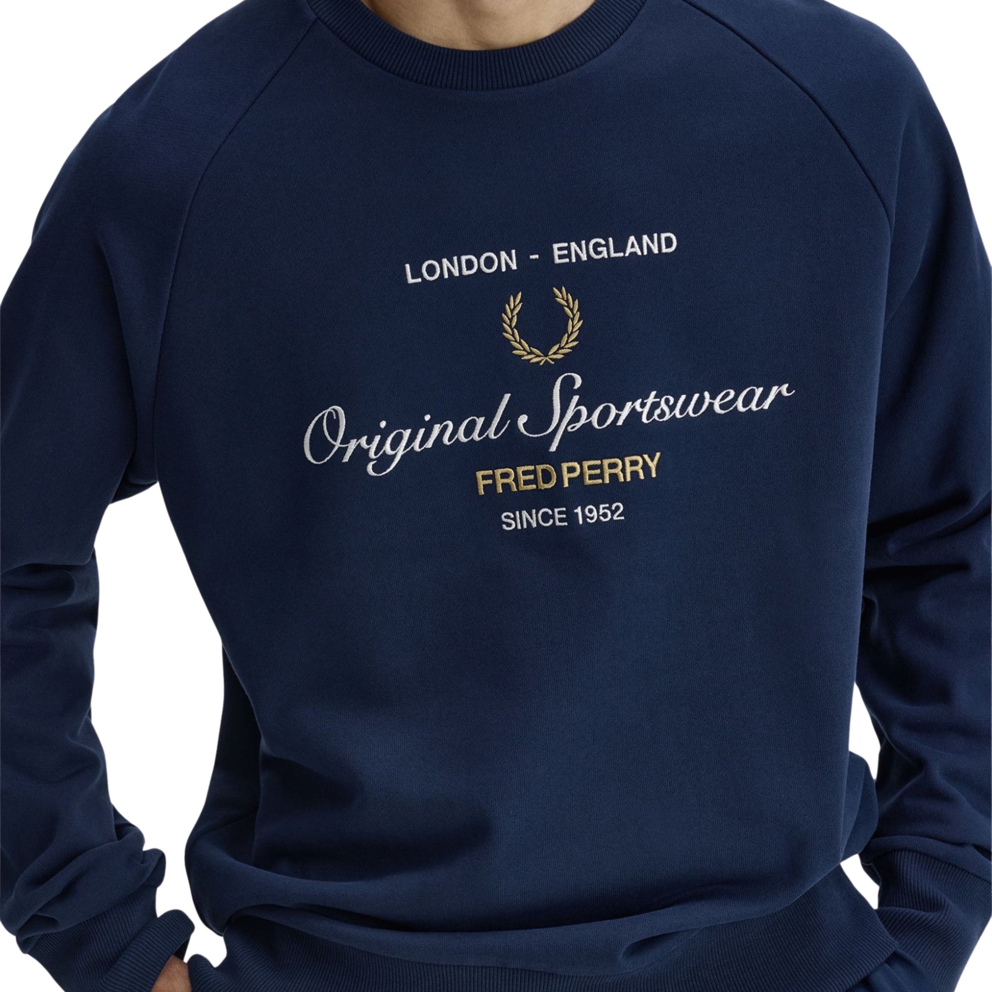 Sweat para homem Fred Perry Original Sportswear em Azul Tennis. Foto de detalhe da parte da frente, vestida.