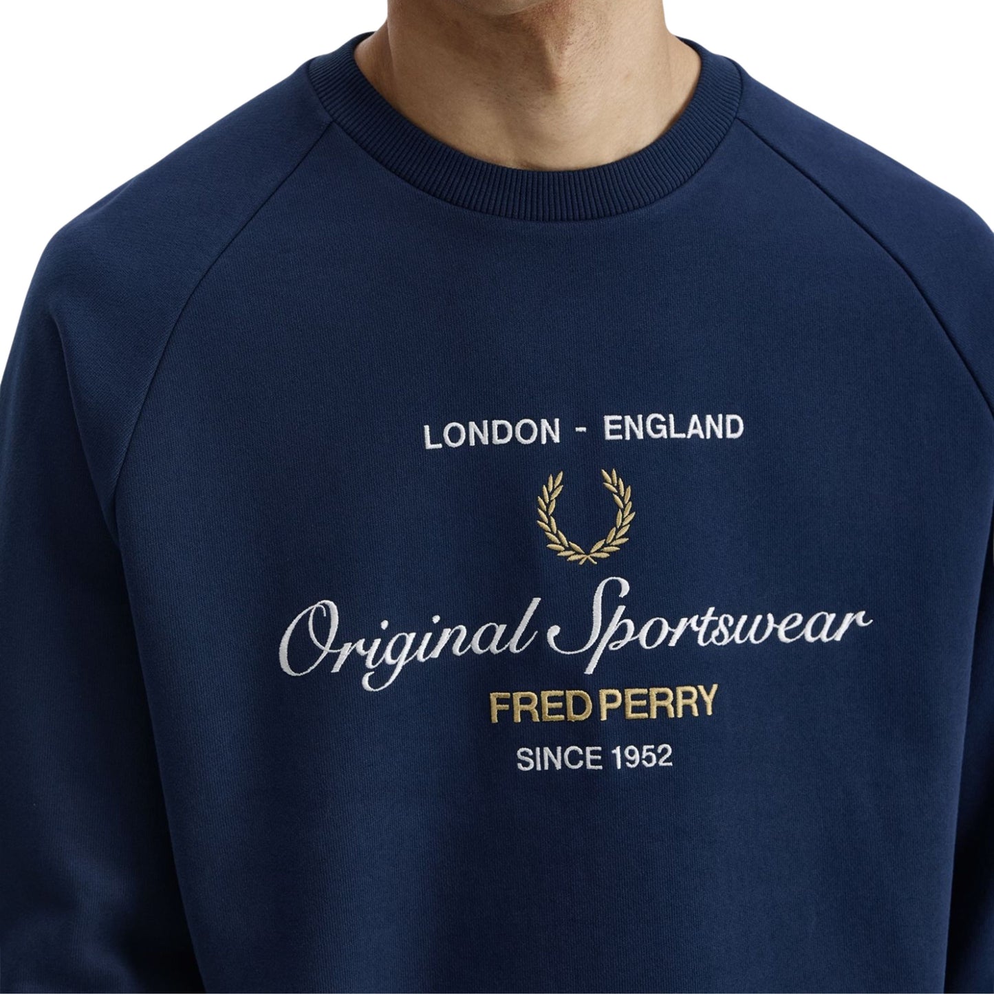Sweat para homem Fred Perry Original Sportswear em Azul Tennis. Foto de detalhe da parte da frente, vestida.