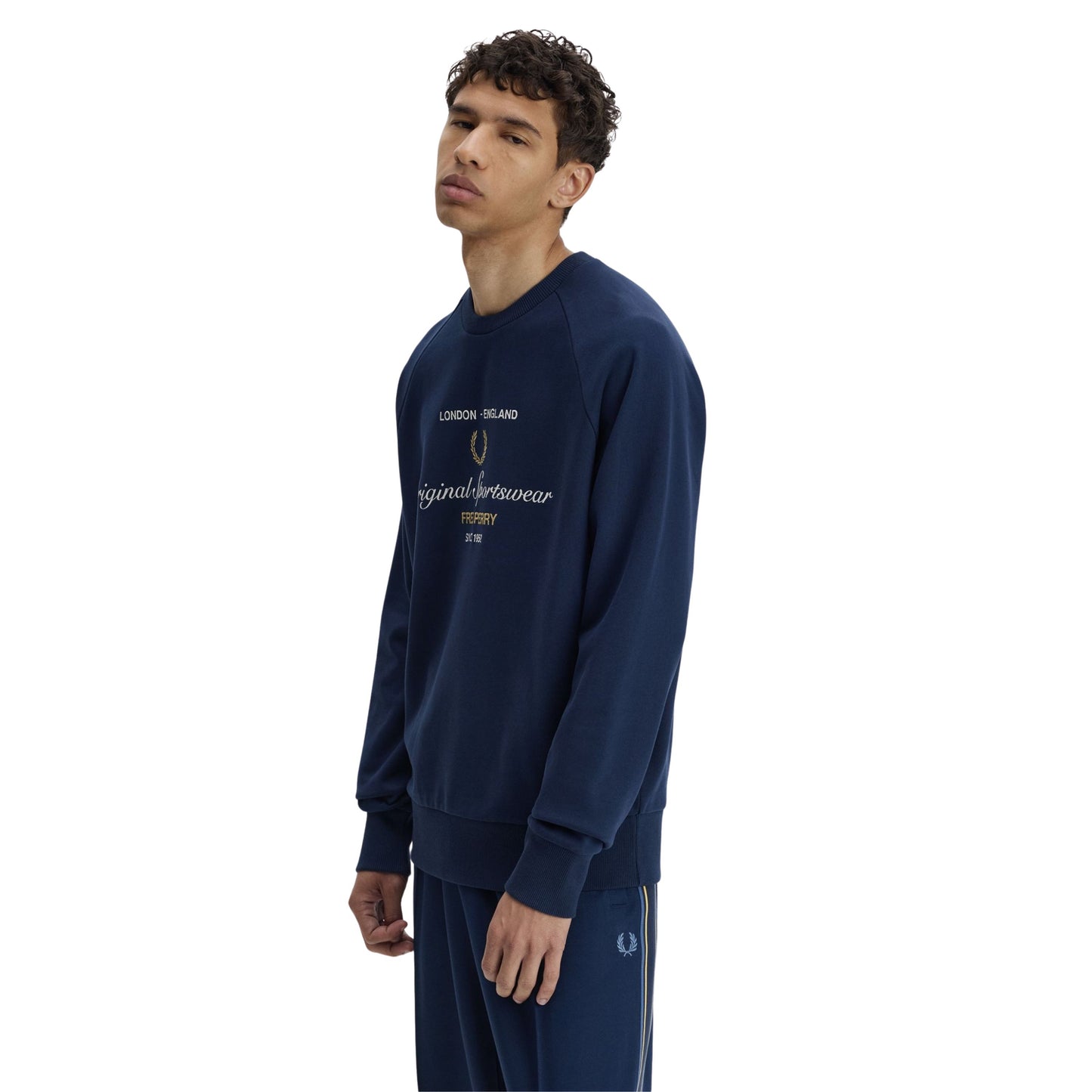 Sweat para homem Fred Perry Original Sportswear em Azul Tennis. Foto da parte da frente, vestida.