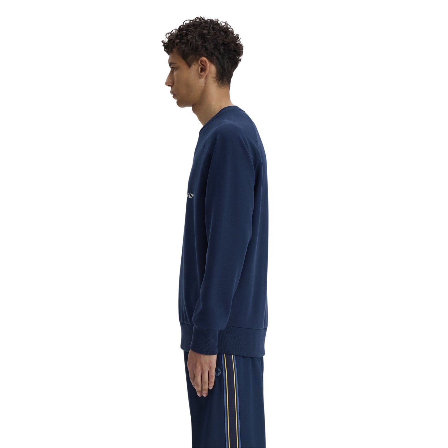 Sweat para homem Fred Perry Original Sportswear em Azul Tennis. Foto da lateral, vestida.