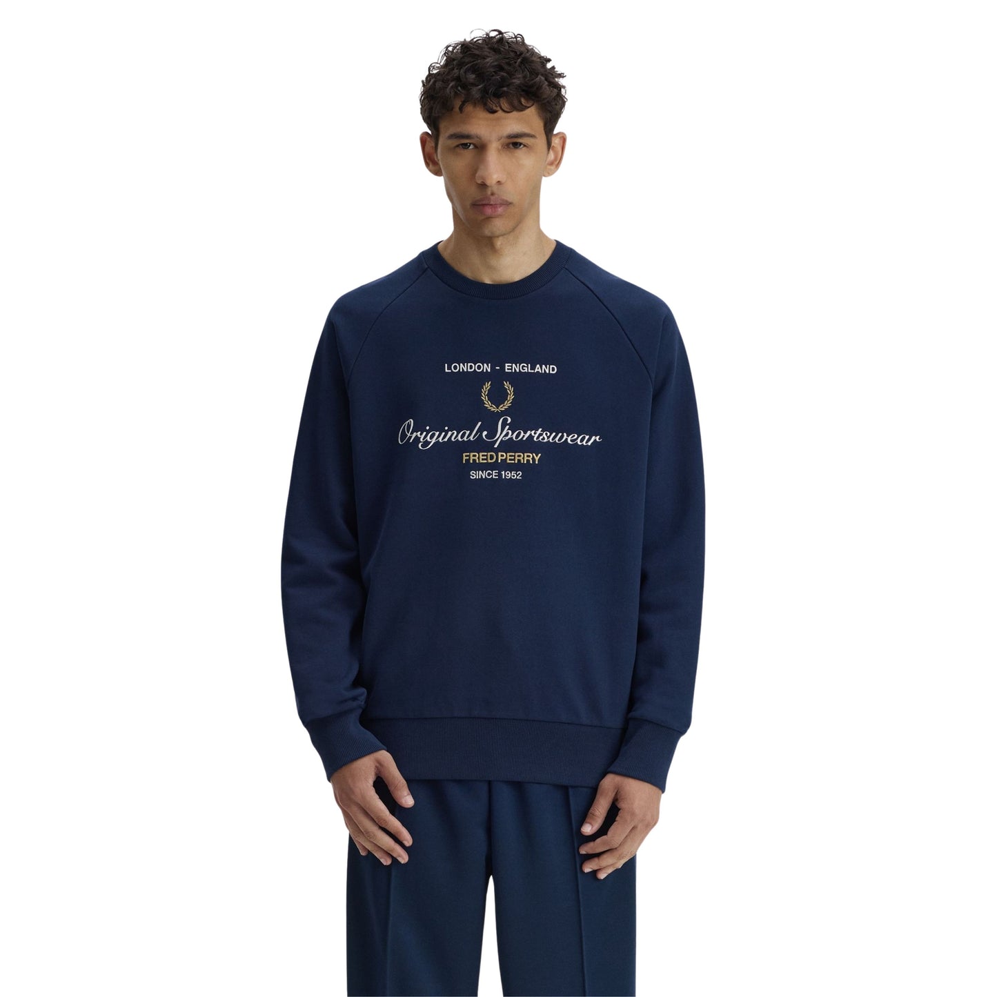 Sweat para homem Fred Perry Original Sportswear em Azul Tennis. Foto da parte da frente, vestida.